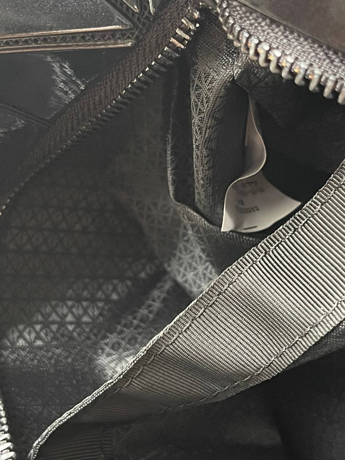 Bao Bao Issey Miyake ROCK MATTE ซีรีส์นี้จะเป็นทรงสี่เหลี่ยมผืนผ้า มีซิปปิดด้านบน ถือเป็นรุ่นที่เหมาะกับการใช้งานในชีวิตประจำวัน สามารถพับมุมและบริเวณด้านล่างของกระเป๋าเพื่อเพิ่มความสะดวกสบายในการใช้งาน ทั้งยังช่วยให้วางกระเป๋าในแนวตั้งได้อีกด้วย แผ่นต่อส