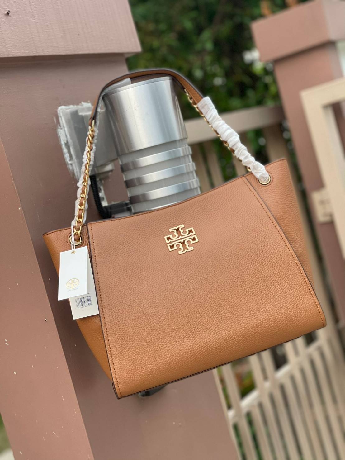 ของแท้ 💯% TORY BURCH Britten Small Slouchy Leather Tote Bag (New collection 2021) ความดีงามของรุ่นนี้อยู่ที่ขนาดที่ใหญ่จุของได้เยอะ