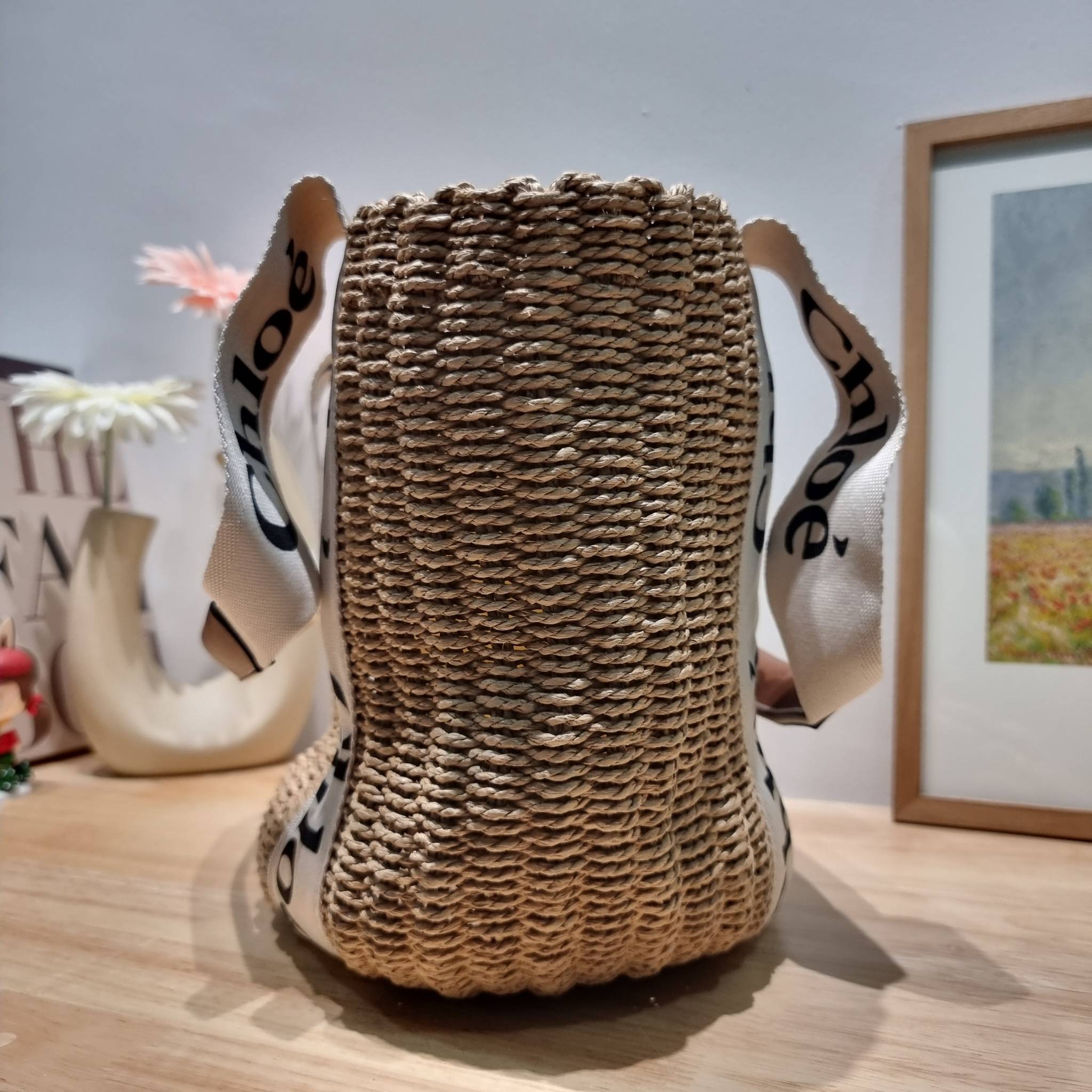 CHLOE LARGE WOODY BASKET กระเป๋าสะพายสานทรงตะกร้า ยอดฮิตติดลมของแบรนด์ ด้วยวัสดุสังเคราห์จากธรรมชาติ สานทอเต็มใบออกมาเป็นลวดลายสวยงาม