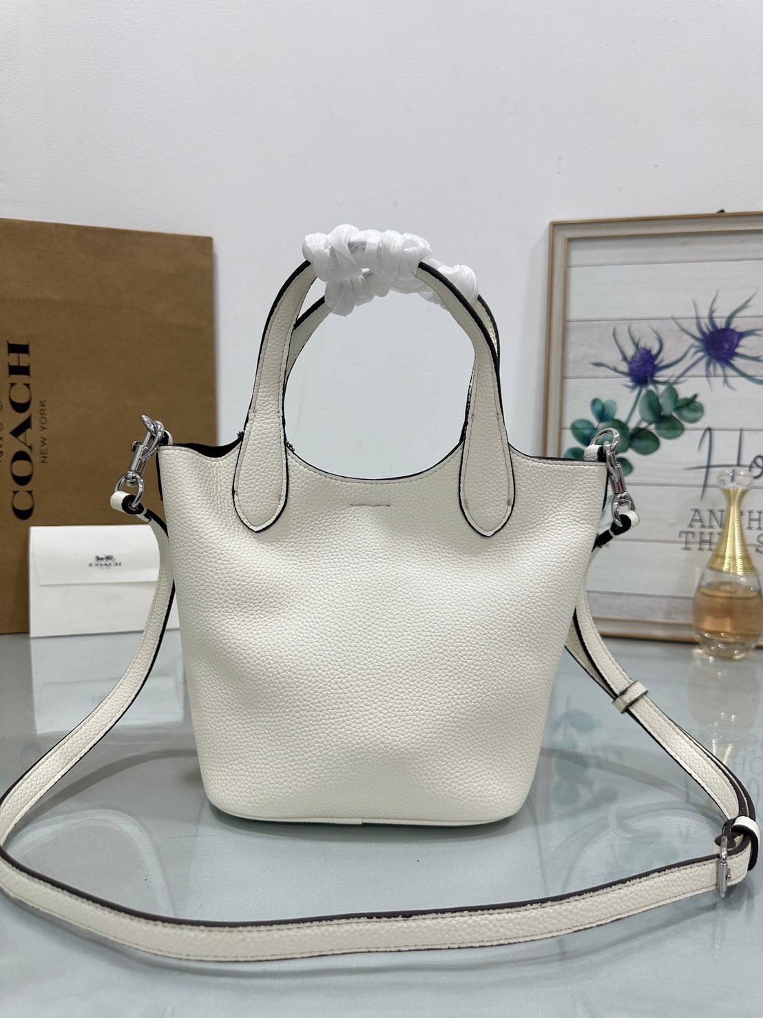 พร้อมส่ง 5 สี COACH HANNA BUCKET BAG กระเป๋าถือ/สะพายข้างทรงบักเก็ตรุ่นใหม่ดีไซน์เก๋น่ารัก เกรดท็อปออริ เกรดดีสุด สลับแท้ 1:1