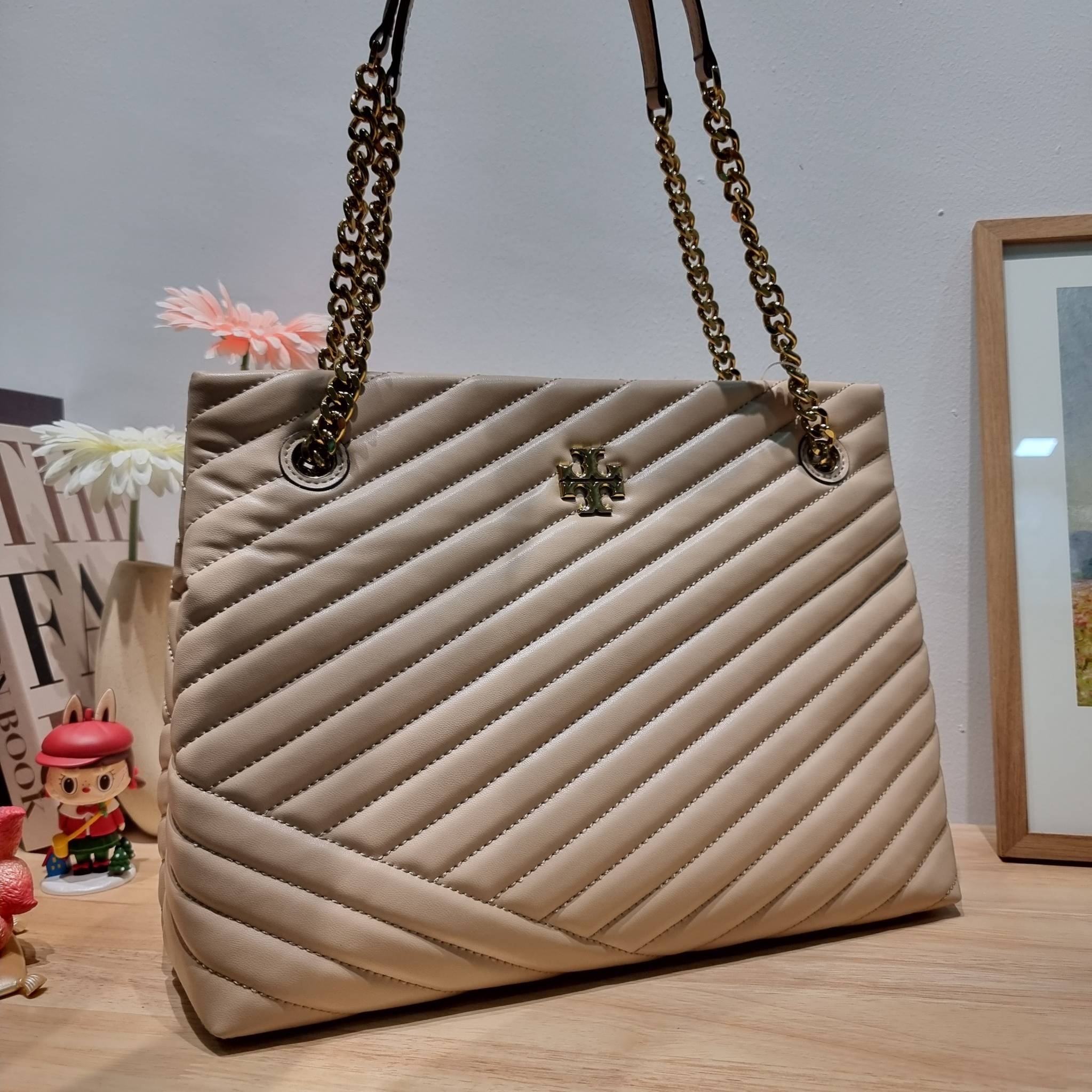 TORY BURCH KIRA CHEVRON TOTE กระเป๋าสะพายรุ่นที่ใครๆก็ต้องมี กับทรงโท้ทไซส์ใหญ่ ใช้ยังไงก็ดูหรู ดีไซน์เฉพาะตัว วัสดุหนังสัมผัสนิ่ม