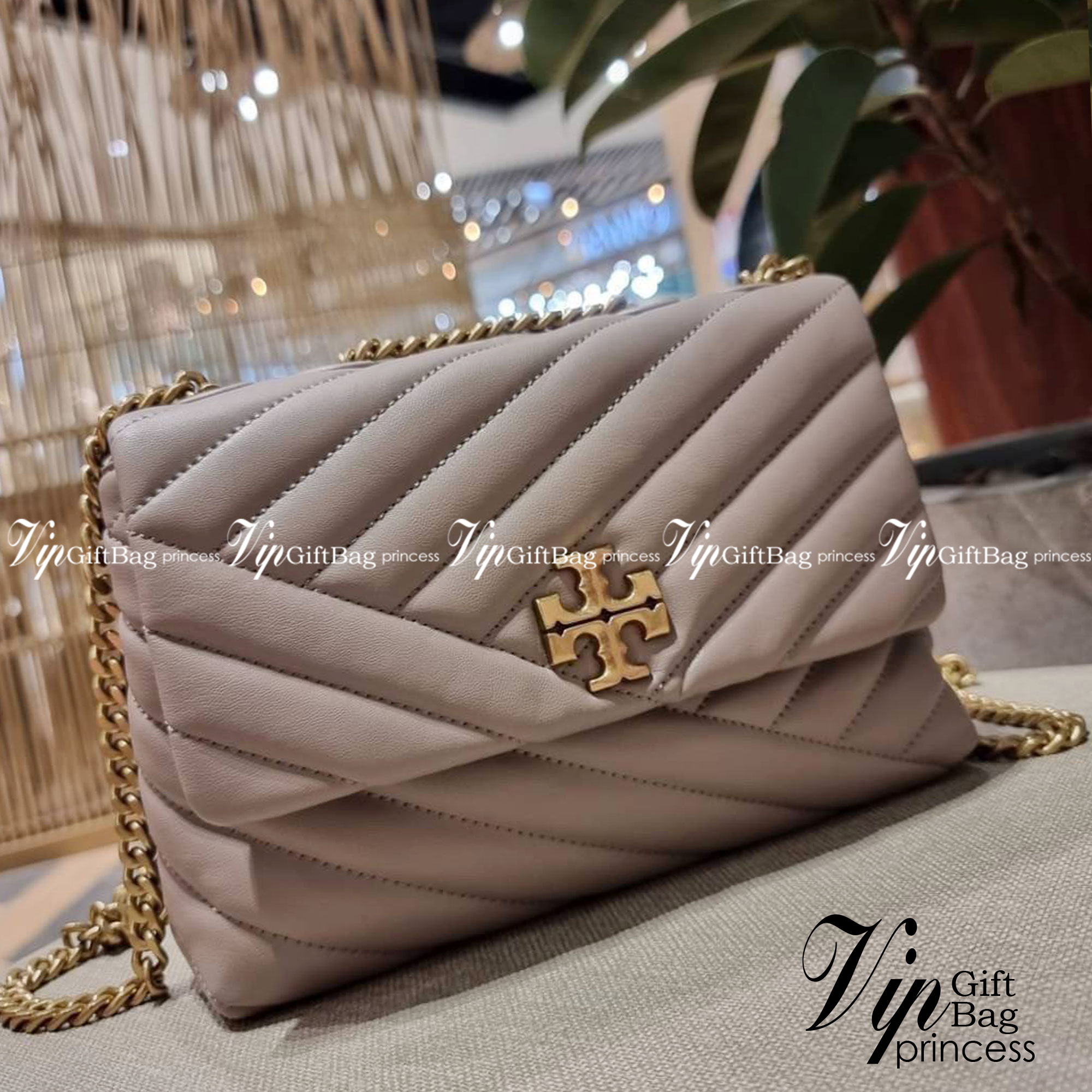 TORY BURCH KIRA CHEVRON CONVERTIBLE SHOULDER BAG (SMALL / MEDIUM) กระเป๋าสะพายรุ่นยอดฮิต ไซส์คลาสสิค ที่ใช้ยังไงก็ดูหรู ดีไซน์เฉพาะตัว วัสดุหนังแกะ สัมผัสนิ่ม เปิด-ปิดด้วยกระดุมแม่เหล็ก ภายในเป็นช่องโล่ง ใส่กระเป๋าสตางค์ มือถือ เครื่องสำอางค์ พาวเวอร์แบงค