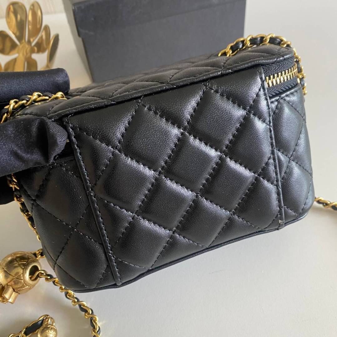VIP GIFT 】หนังแกะแท้ CHANEL Box With Chain สายโซ่ทองหรูมาก หนังเรียบฟู ขึ้นเงา กระทบแสงยิ่งสวยค่าา โทนสีสวยสดใส เหมาะมากสำหรับสาวๆ ชิคๆ ต้องบอกเลยรุ่นนี้เหล่าเซเลบใช้กันเยอะมากๆ แค่อะไหล่ก็หรูไปเดินครึ่งแล้วค่าา😁 พร้อมส่งที่ไทยที่นี่ที่เดียว