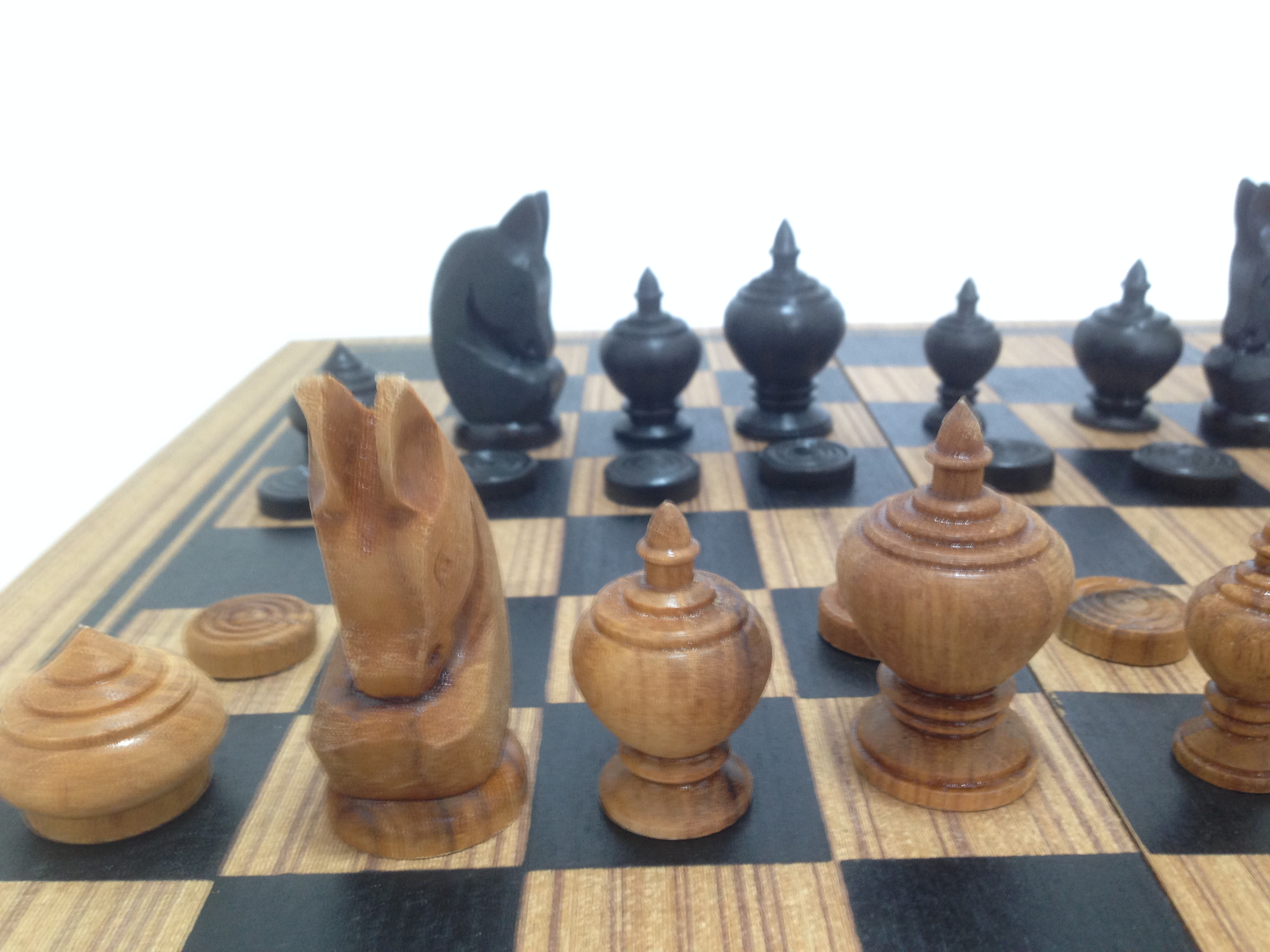 ชุดกระดานและตัวหมากรุกไทยไม้สักพร้อมกล่องเก็บ