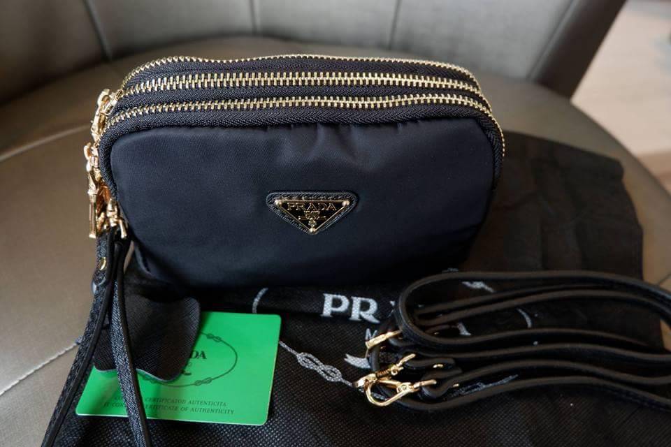 Prada 3 zipper mini crossbody bag งาน premium gift จาก counter ต่างประเทศค่ะ วัสดุ ผ้า nylon ตามแบบฉบับของแบรนด์เลย มาพร้อมกับสาย 2 เส้น มีสายหนังคล้องข้อมมือ และสายยาวสำหรับสะพายไหล่ หรือ crossbody ค่ะ ขนาดกำลังน่ารัก อะไหล่ทองดูหรู ภายใน มีช่องซิปแบ่ง 3