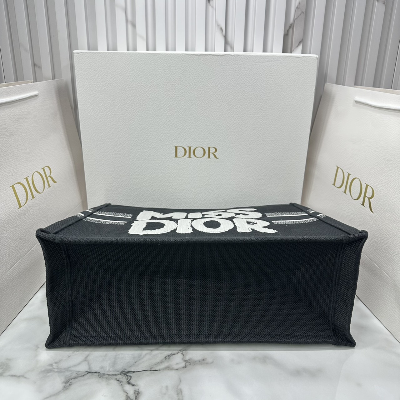 ORI หนังแท้ | Dior BookTote Black Miss Dior Embroidery Tote Bag กระเป๋าทรงโท้ทคอลใหม่ โทนดำคลาสสิก สวยงามและหรูหรา