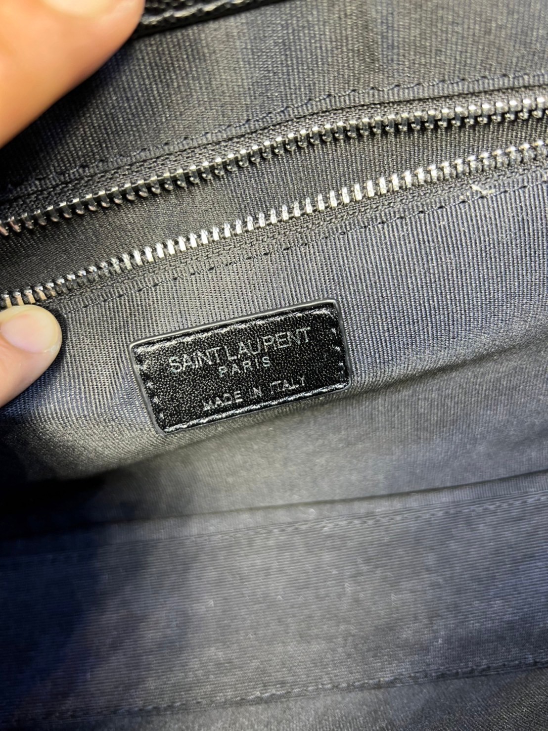 หนังแท้ YSL Saint Laurent Large Cassandra quilted shoulder bag กระเป๋าสะพายใบใหญ่ ดีไซน์ทรงสวยหรู ตอบโจทย์ได้ทุกสไตล์ ภาพสินค้าถ่ายจากงานขายจริง ใช้งานต่างประเทศได้