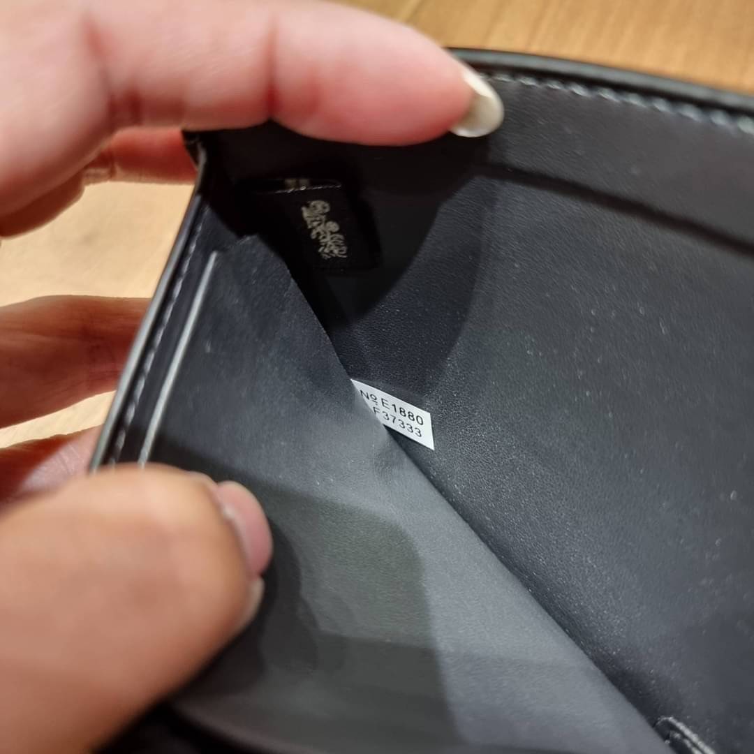 COACH DOUBLE BILLFOLD WALLET IN SIGNATURE CANVAS WITH WOLF MOTIF F31522 WITH GRAFFITI F37333 น้องชายสุดหล่อมาแล้ววว!! 😎 กระเป๋าสตางค์ใบสั้น เอาใจหนุ่มๆ ดีไซน์รูปหมาป่า สุดเท่ ด้านในกระเป๋าเป็นหนังแท้ มีช่องใส่บัตรเยอะ ใส่ธนบัตรได้ทุกชนิด และมี kee