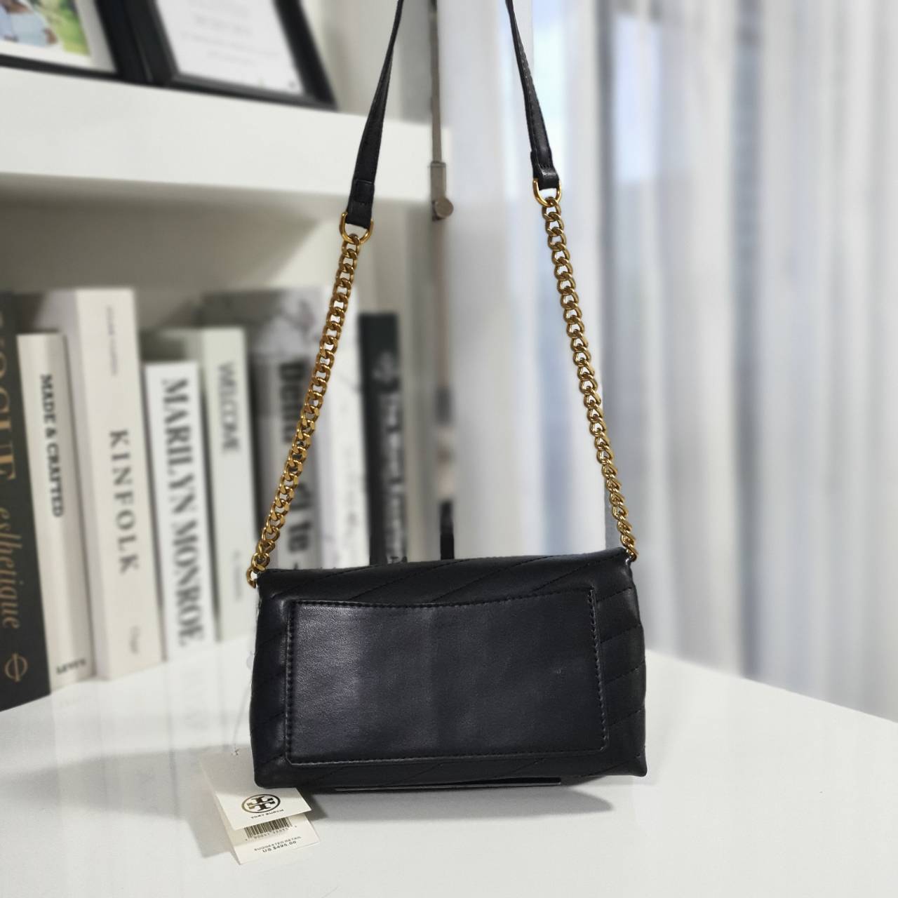 Tory Burch Kira Crossbody Bag กระเป๋าสะพายข้างทรงสวย ใบขนาดเล็กกำลังดี วัสดุหนังสังเคราะห์ นิ่มมือมากกก **อะไหล่ทองวินเทจ ประดับโลโก้แบรนด์เป็นตัวล็อคด้านหน้า ด้านในบุผ้าไนลอนปั้มแบรนด์ แบ่งช่องเป็นสัดส่วน พร้อมช่องซิปกลาง สามารถใส่กระเป๋าสตางค์ใบกลาง มือ