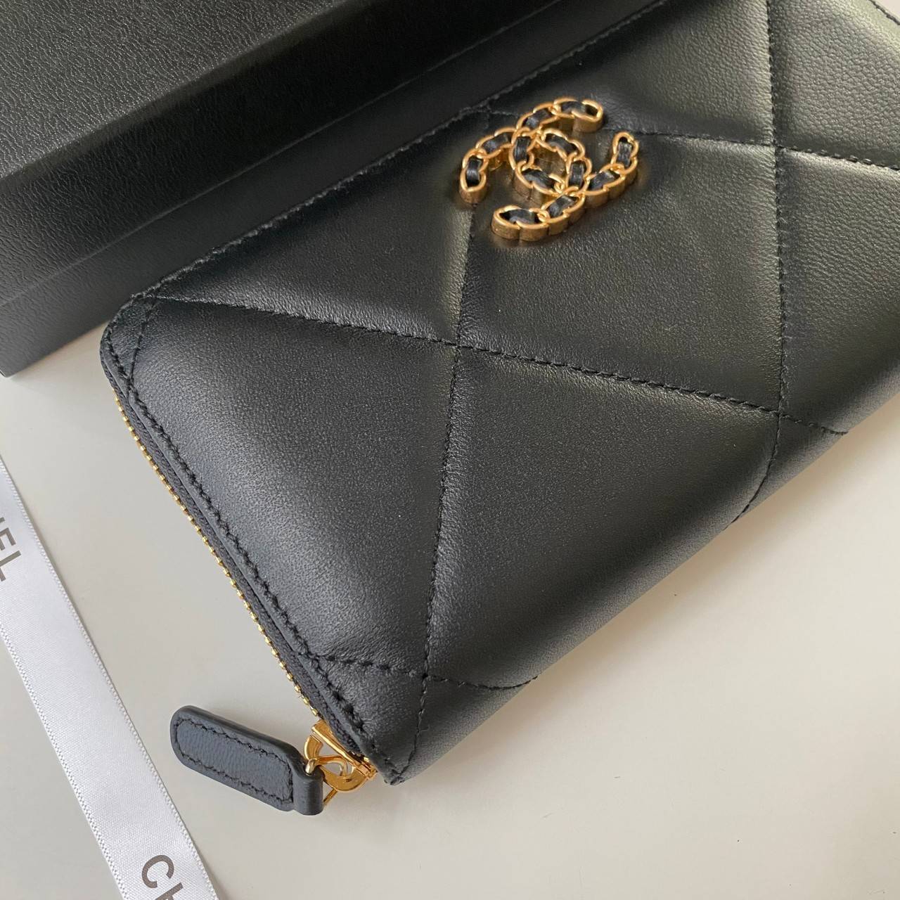 พรีเมี่ยมกิ๊ฟแท้ 100% 】CHANEL WALLET ZIP หนังแท้ กระเป๋าสตางค์ใบยาวซิปรอบ แนะนำรุ่นนี้ค่ะ งานพรีเมี่ยมกิ้ฟท์จากเค้าเตอร์ต่างประเทศ หนังสัมผัสเรียบ จากแบรนด์ CHANEL (GWP) ด้านหน้ามีโลโก้แบรนด์ CC โซ่ทองหรู