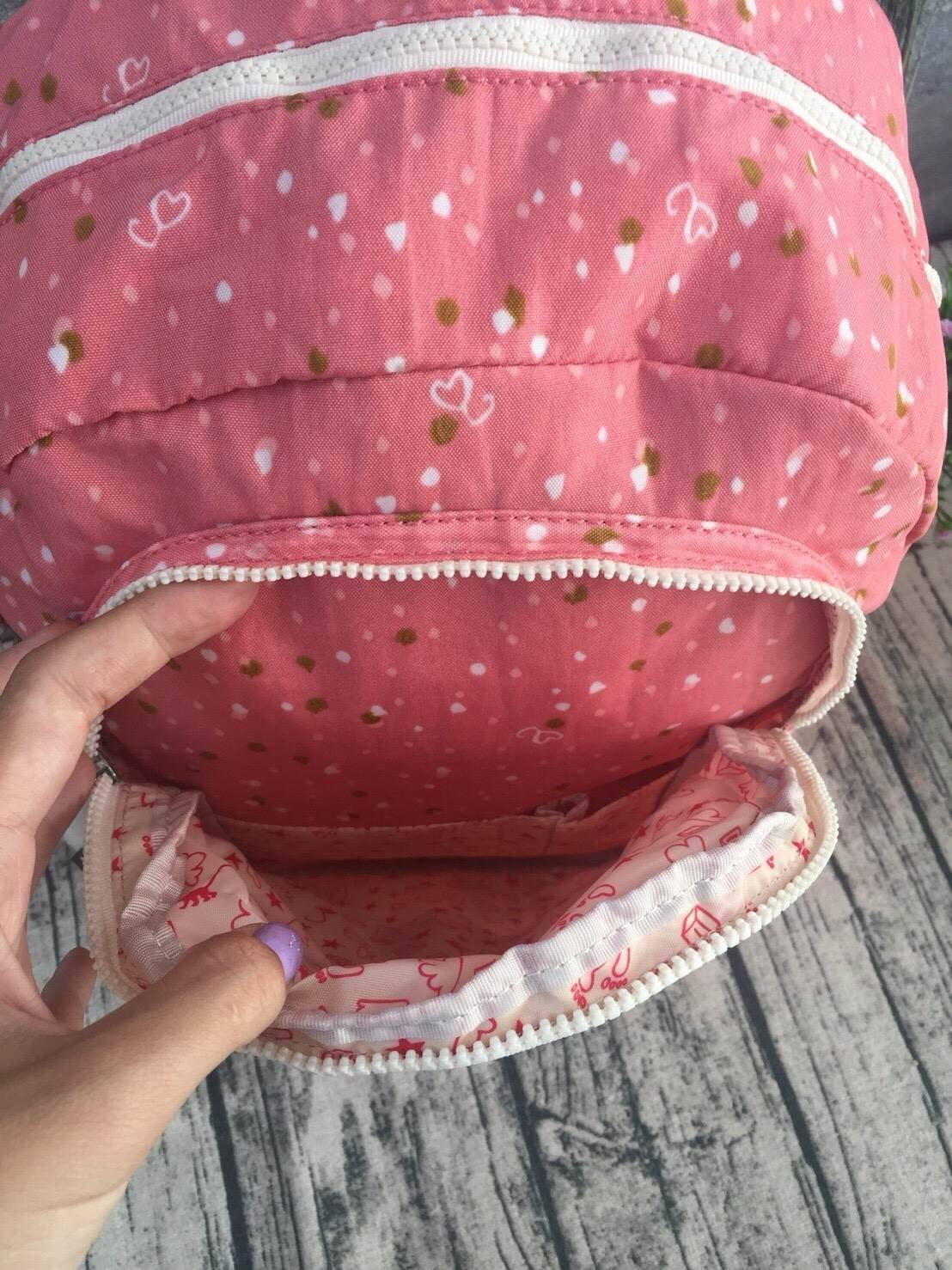 KIPLING Bizzy Boo เป็นกระเป๋าผ้าอ้อมกระเป๋าเป้สะพายหลังที่มีสไตล์ กระเป๋าเป้สะพายหลังขนาดเล็กที่มีน้ำหนักเบาและใช้งานง่ายและทำความสะอาดได้ง่ายออกแบบมาเป็นพิเศษสำหรับทารกของคุณ Bizzy Boo มาพร้อมกับกระเป๋าด้านข้างสำหรับทารกเล็ก ๆ ที่เข้ากันได้กับแผ่นรองพื้น