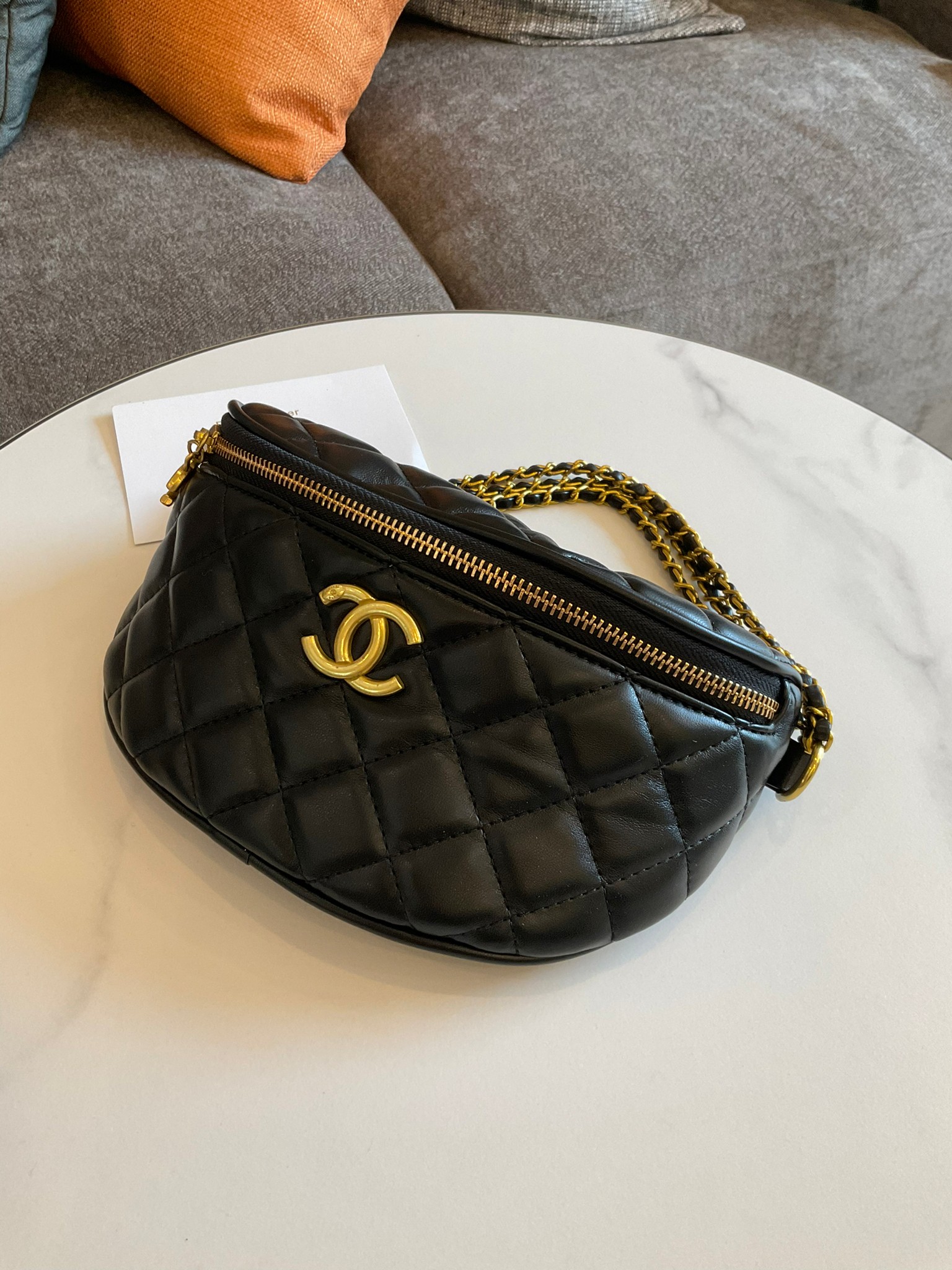 Chanel Belt bag black / CHANEL VIP GIFT CAVIER BAG CHANEL VIP GIFT BAG กระเป๋าคาดอกสุดเก๋ ที่กำลังมาแรงมาในตอนนี้ ตัวกระเป๋าเป็นหนังพียูพรีเมี่ยม อะไหล่ทองวินเทจทั้งใบ ด้านหน้าประดับโลโก้แบรนด์ เปิดปิดด้วยซิปยาว ด้านในใส่กระเป๋าสตางค์สั้นได้ มาพร้อมสายยาว
