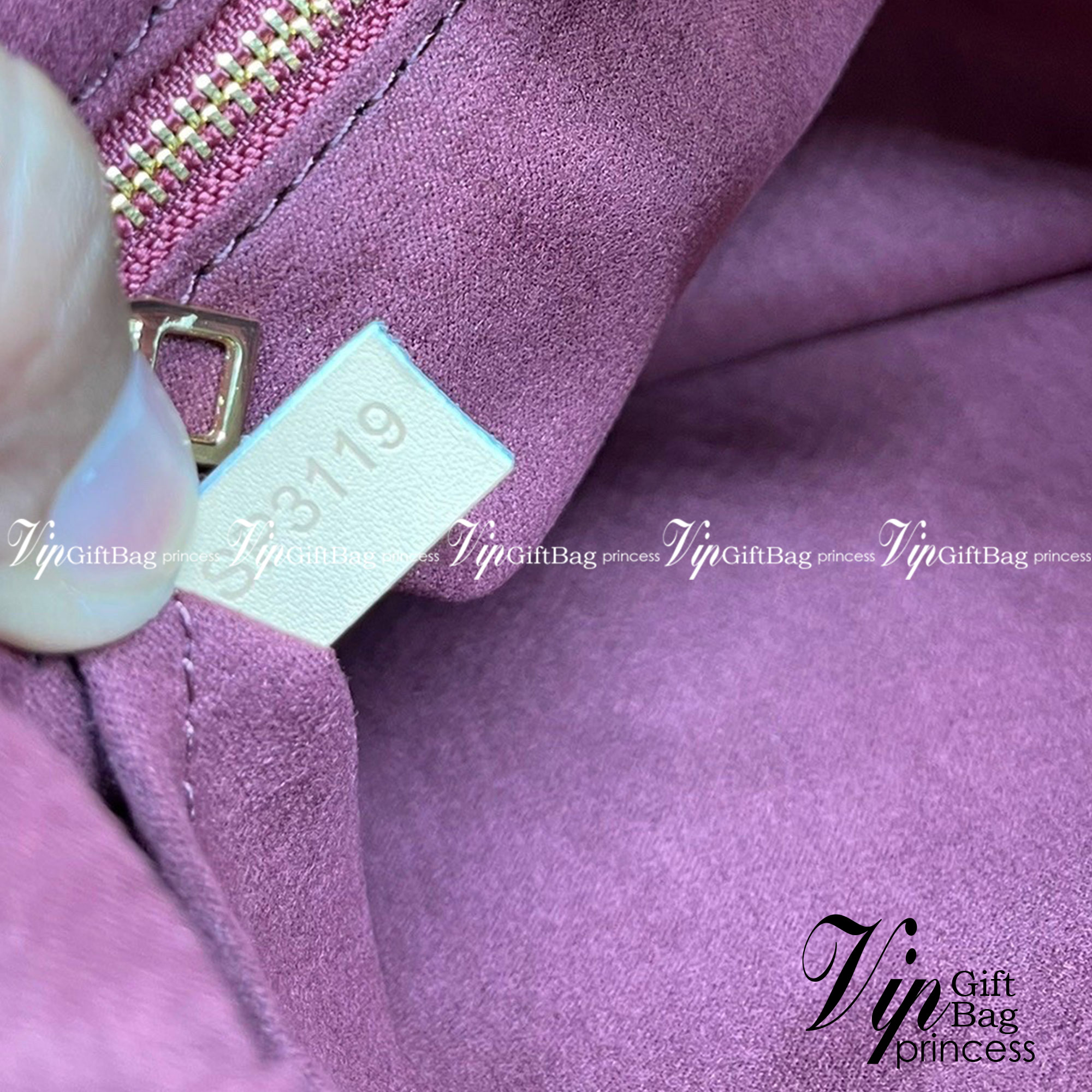 LV CARRYALL Monogram Canvas / LV Shopping Bag รุ่นใหม่ล่าสุด กระเป๋าสะพายทรงหรูหรามีสไตล์ สวยปังมั้ยไหว ใบจริงสวยมากกกก ได้สวยก่อนใคร วัสดุหนังแคนวาสเคลือบลาย สวย คลาสสิค ภายในเป็นช่องโล่ง จุของได้เยอะ สาวๆใช้ใบนี้ สะพายไปไหนก็เข้ากัน ถ่ายรูปสวยๆ ชิคๆ โดด