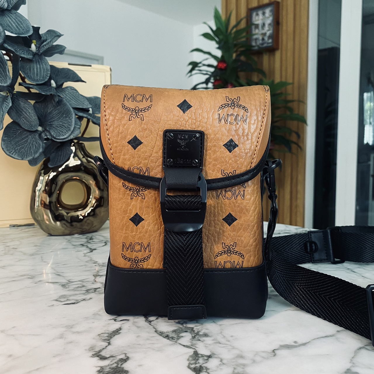 M.C.M Small Aren N/S Crossbody in Visetos Cognac คอลใหม่เอาใจหนุ่มๆ สั่งก่อนหล่อก่อนน้าา!! กับกระเป๋าสะพายข้างสุดชิค ที่ดูดีมีเสน่ห์มากๆ เห็นแล้วก็ต้องหลงแน่นอน