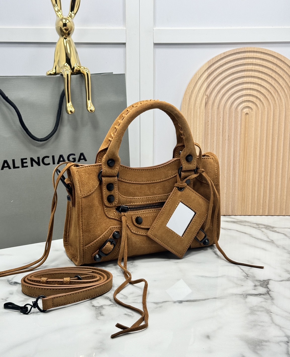 ORI หนังแท้ | Balenciaga Le City suede bag กระเป๋าถือ/สะพายข้างดีไซน์โดดเด่นสวยเท่ล้ำสมัย ใหม่ล่าสุดงานหนังกลับที่สุดแห่งความไอคอนิกไม่เหมือนใคร มีกิมมิคและลูกเล่นแพรวพราว