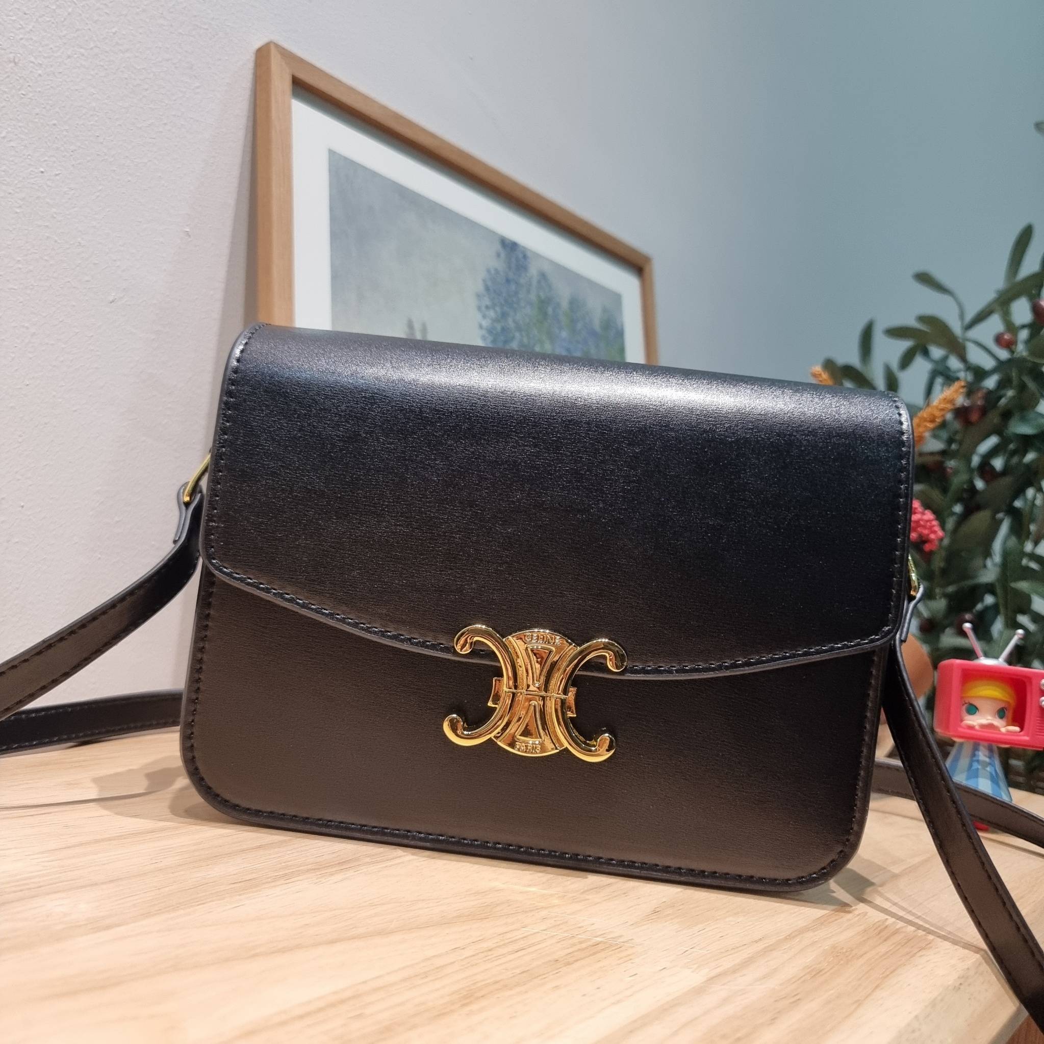 CELINE CLASSIQUE TRIOMPHE BAG IN SHINY CALFSKIN ไอเท็มสุดคลาสสิค ที่ขาดไม่ได้ กระเป๋าสะพายทรงสวยคลาสสิค แฝงความผู้ดี ที่ใช้ได้ทั้งชายหญิง วัสดุหนังคุณภาพดี