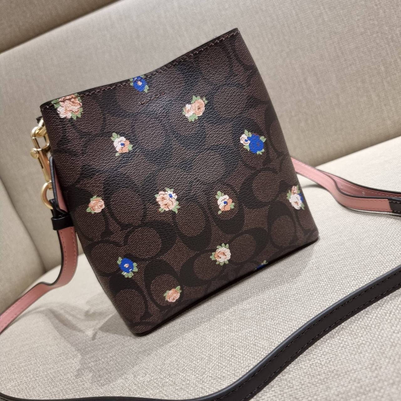 COACH MINI TOWN BUCKET BAG IN SIGNATURE CANVAS WITH VINTAGE MINI ROSE PRINT ((7270 7268 7267)) คอลเลคชั่นใหม่ล่าสุด!! น้องสาวคนสวยมาแล้วจ้า สดใสต้อนรับเทศกาลคริสต์มาส 🎅🎄 กระเป๋าบัคเก็ต ไซส์มินิ ใบจริงน่ารักม้าก!! น่าใช้แบบที่สุด วัสดุหนังแ