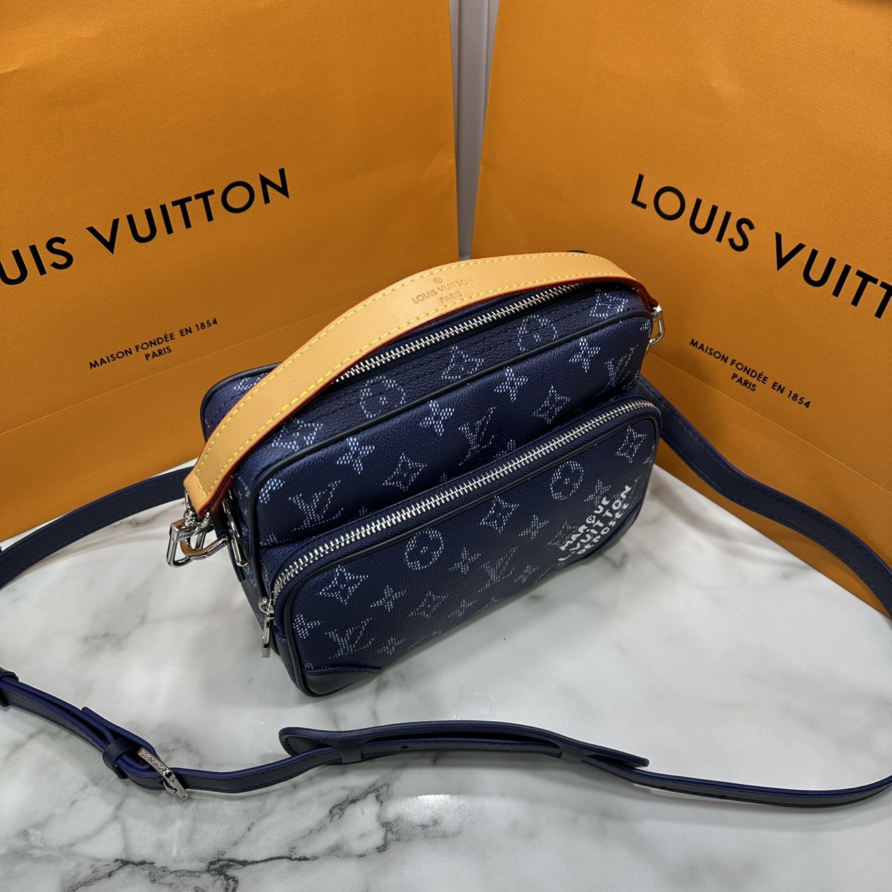ORI หนังแท้ | LV Nil Messenger PM Navy Green กระเป๋าสะพายทรงแมสเซ็นเจอร์ สีใหม่ดีไซน์ใหม่