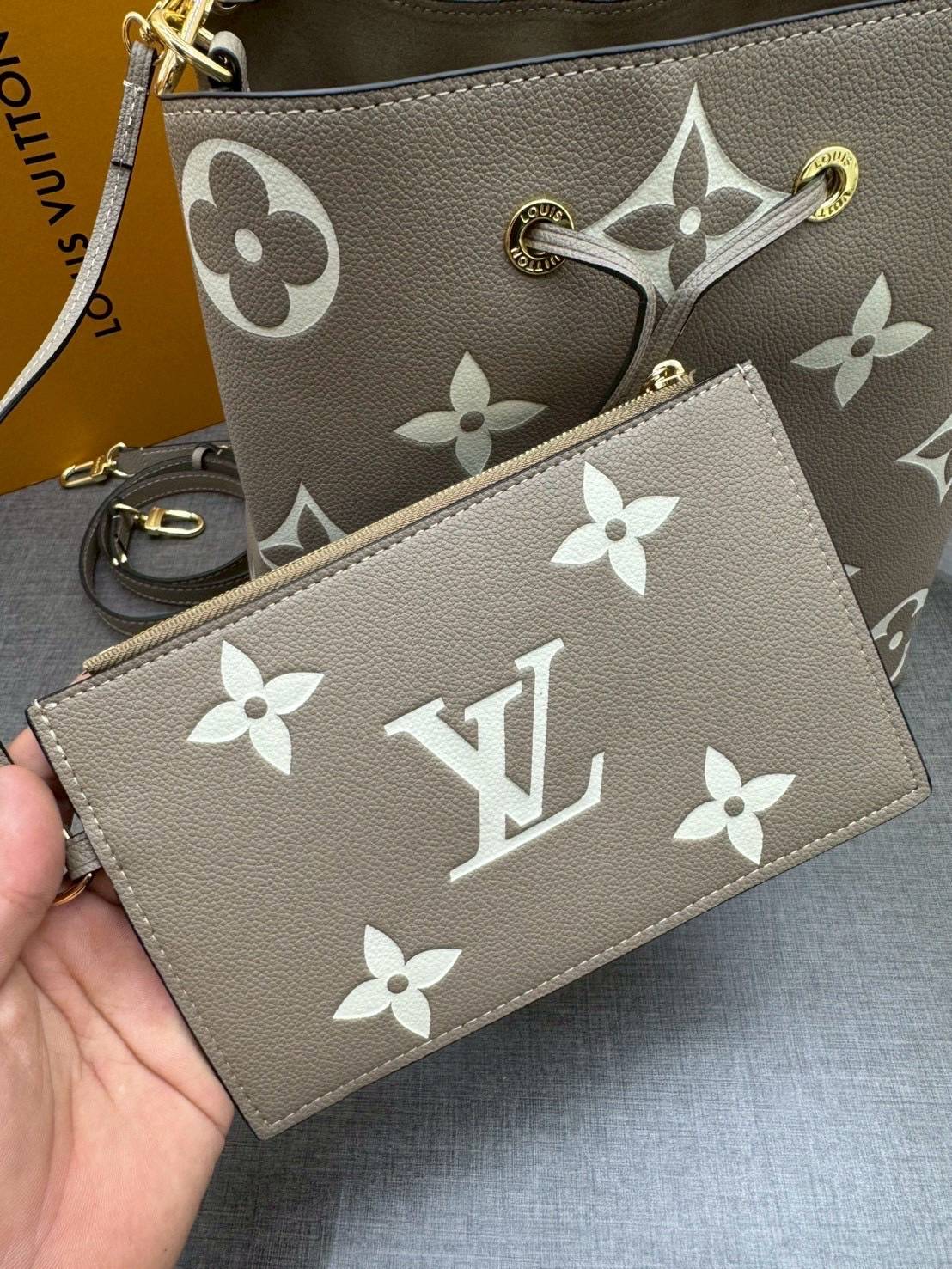 ORI หนังแท้ | LV NeoNoe MM Bucket bag Monogram Flower กระเป๋าสะพายทรงบัคเก็ต ลาย Monogram Flower โดดเด่นเพิ่มสไตล์ มีเสน่ห์ชวนหลงใหล