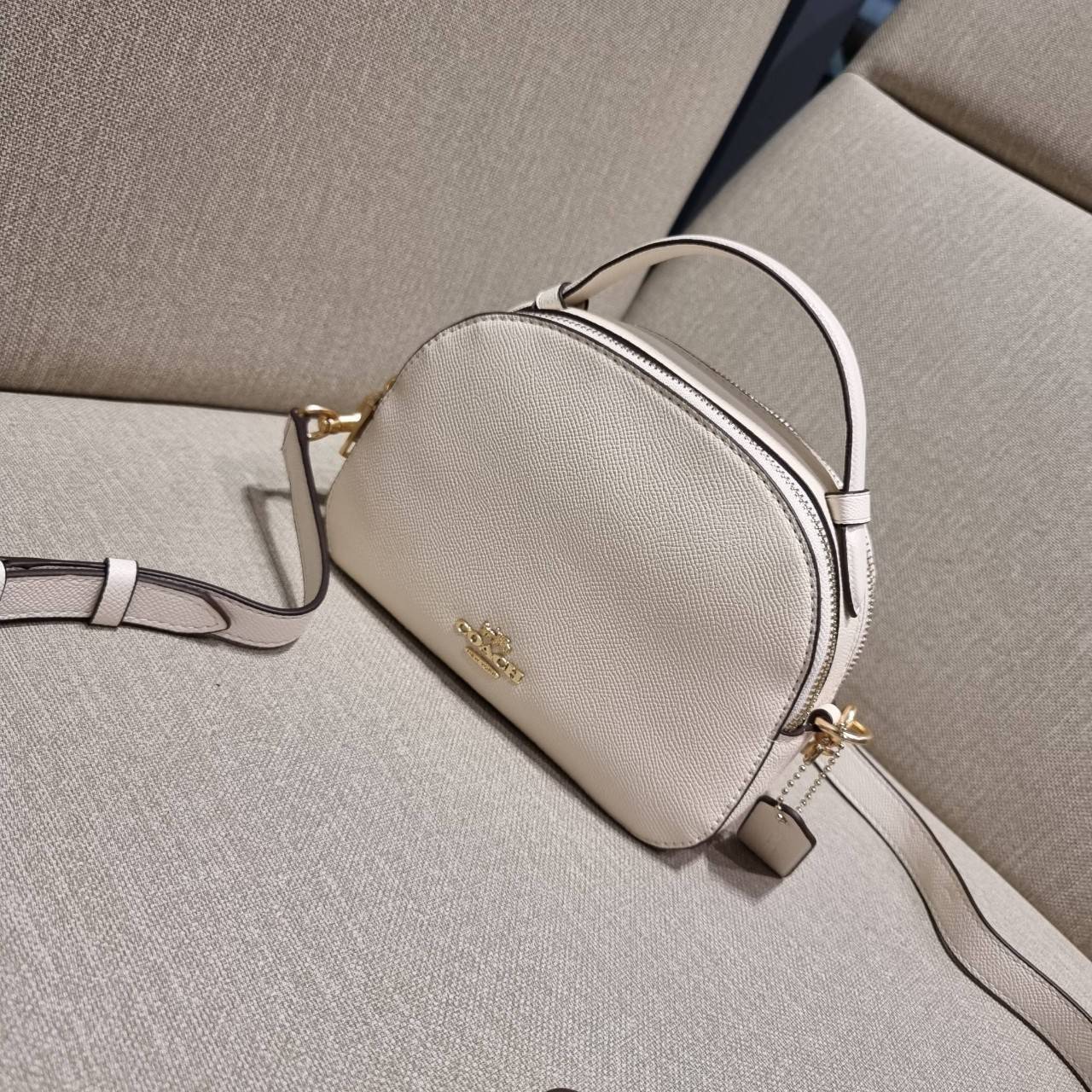 COACH 1589 SERENA SATCHEL กระเป๋าสะพายคอลเลคชั่นยอดฮิต ดีไซน์ลุคผู้ดี ต้องยกให้น้องใบนี้เลย!! จัดสีคุณหนูมาให้ สวยตาแตก!! วัสดุหนัง crossgrain ทนทาน เปิด-ปิดด้วยซิป 2 ช่องหลัก ภายในเป็นช่องโล่ง เก็บของได้แบบสบายๆ ใส่มือถือได้ทุกรุ่น สามารถหยิบไปแมทช์ได้ง่