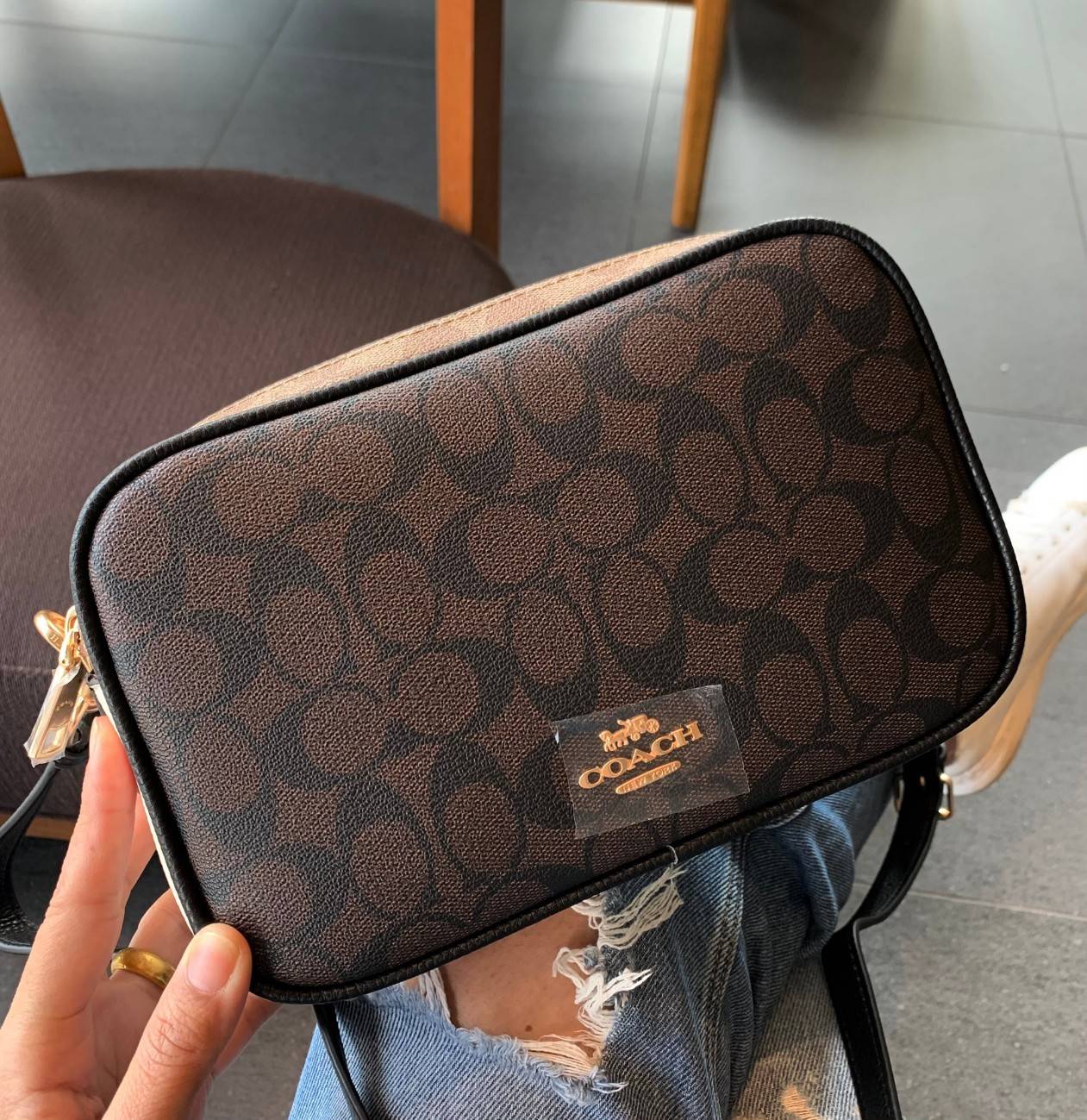 ใครที่รออยู่ห้ามพลาดเลยจร้าา! COACH JES CROSSBODY IN BLOCKED SIGNATURE CANVAS ((1767)) พร้อมส่งอีกครั้ง สินค้าขายดี กระเป๋าสะพายครอสบอดี้ร์หรือสะพายข้างได้ หนังแท้อย่างดีค่ะ 🔺สีหนังของรุ่นนี้ผสมกันได้ลงตัวดูดีมากๆทีเดียวค่ะ กระเป๋าแบบ2ช่องซิป ภายใ