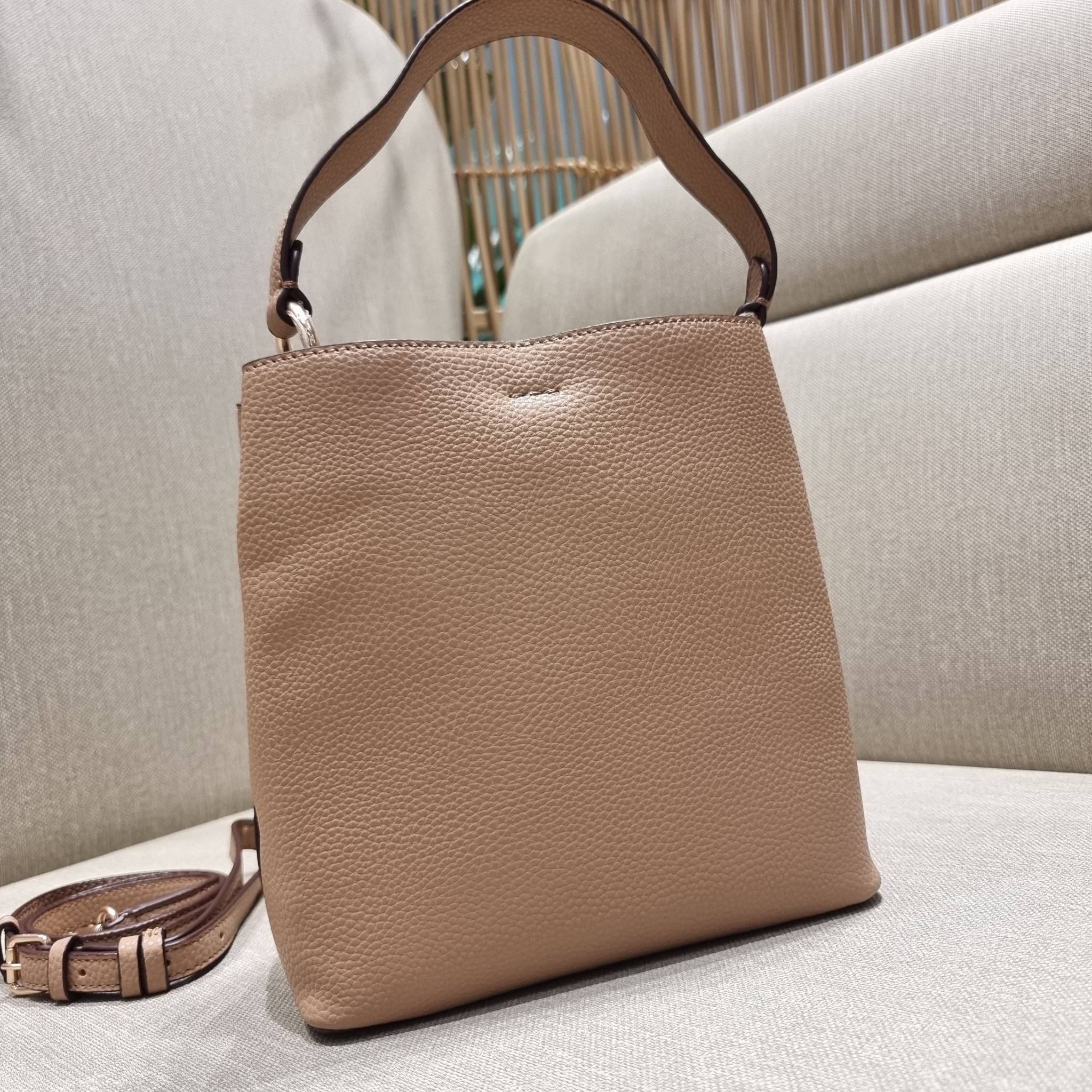 COACH 1011 SMALL TOWN BUCKET BAG รุ่นยอดนิยมใบเล็ก กระเป๋าทรงบัคเก็ต สีคลาสสิคเรียบหรู ตัดกับโลโก้สีทองดูโดดเด่น วัสดุหนัง pepble สวยคมทุกมุมจริงๆ!! เปิด-ปิดด้วยกระดุมแม่เหล็กทั้ง 2 ฝั่ง ภายในเป็นช่องโล่ง มาพร้อมสายสะพายปรับได้ตามตัว ขนาดใบนี้กำลังสวย สะพ