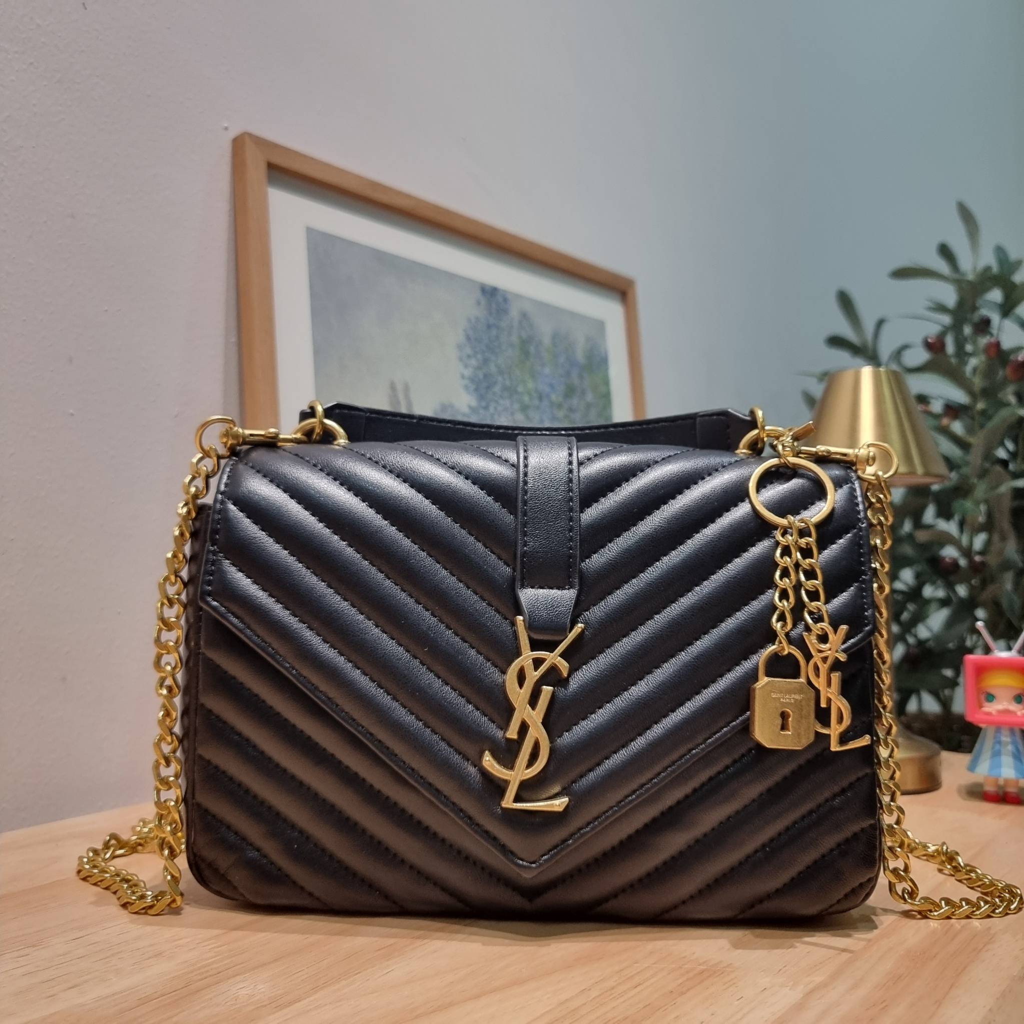 YSL College Medium Bag / Yves Saint laurent crossbody boutique กระเป๋าสะพายไหล่ ดีไซน์ทรงสวยหรู พิเศษ แถมฟรี พวงกุญแจห้อยเอกลักษณ์แบรนด์ ดูแพงไปหมดจริงๆไอเท็มนี้