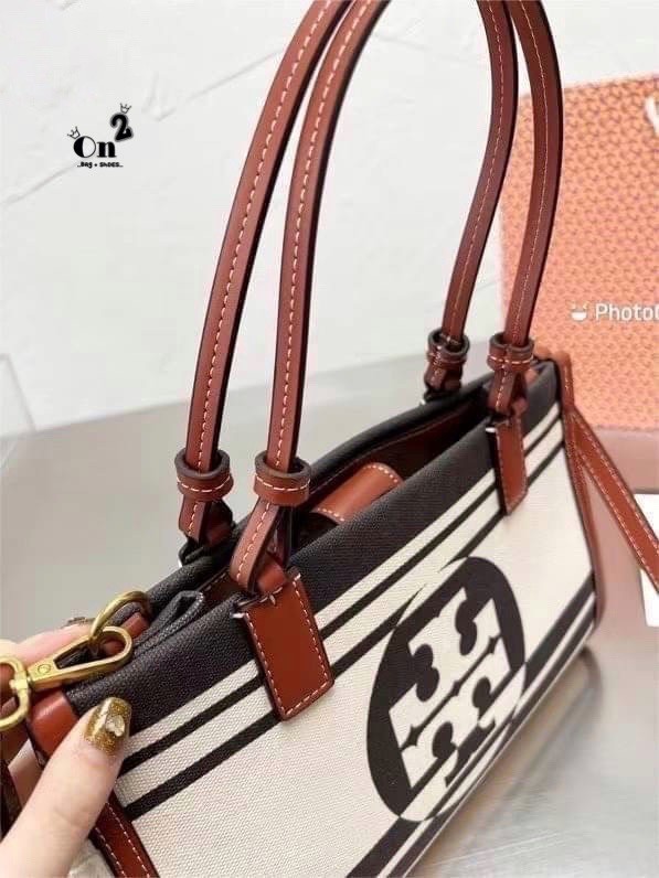Tory Burch Ella Jacquard Stripe Tote มี 2 ขนาด 10" 13" กระเป๋าสะพาย Tory 😍😍ทรง tote มาใหม่ ผ้าแคนวาสอย่างดี ตัดขอบหนังสีน้ำตาลขนาดกำลังดี จุของได้เยอะเลยค่ะ งานจริงสวยน่าใช้มากๆ