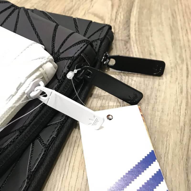 Adidas Originals 3D Clutch Bag Y2018 ดีไซน์สุดฮิตสไตล์ ISSEY MIYAKE ใช้ได้ทั้งชาย&หญิง ขนาดกำลังดี ด้านหน้ามีโลโก้แบรนด์ เปิดปิดด้วยซิปสะดวกใช้ หัวซิปอะไหล่ปั้มแบรนด์สวยดูดี ใบใหญ่กำลังดี ภายในมีโลโก้สามารถใส่หนังสือ เอกสาร A4 / ipad / Labtop กระเป๋าสตางค