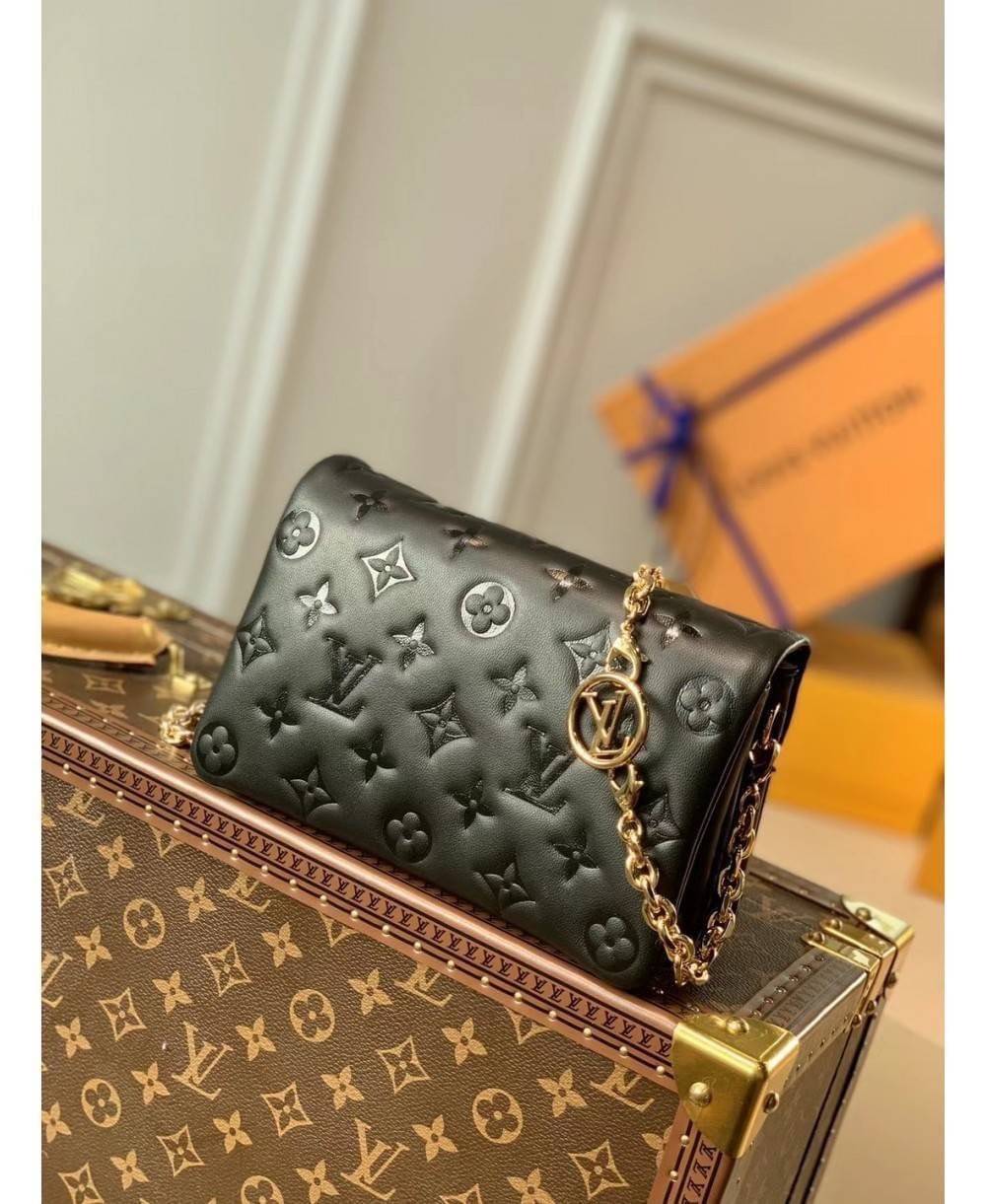 VIP 🥂 LV POCHETTE COUSSIN กระเป๋าสะพายกึ่งคลัชท์ ไซส์มินิ น่ารักมากๆ สุดหรูด้วยวัสดุหนังแกะปั๊มลายสวยคม ฟูนุ่ม สัมผัสดี มาพร้อมสายโซ่ใหญ่ในตัว ดูแพง!! และสายโซ่เล็กสะพายข้างได้กำลังสวย เปิด-ปิดด้วยกระดุมแม่เหล็ก ภานในเป็นช่องโล่ง แบ่งสัดส่วน ใส่ขอ