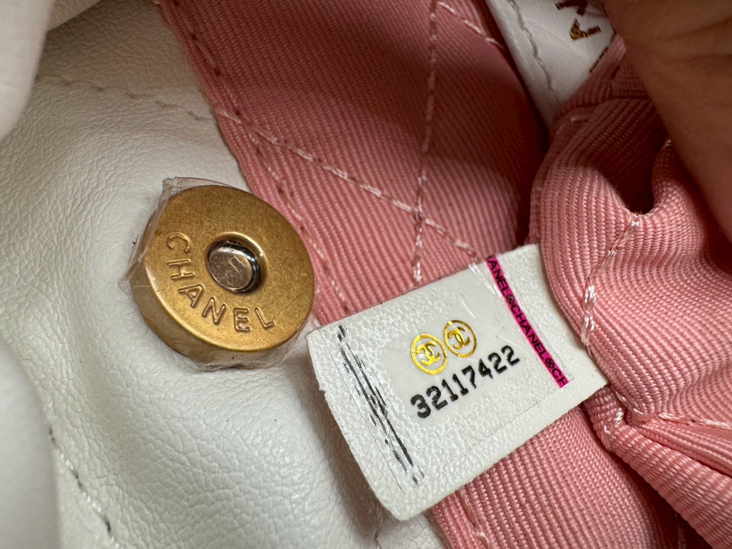 Chanel 22 mini bag กระเป๋าสะพายดีไซน์สุดเรียบหรู โดดเด่นจากสายสะพายโซ่สีทอง และเหรียญโลโก้ เพิ่มความแพงไปอีก ใช้ได้ง่ายๆไปเลยทุกโอกาส เกินต้านที่สุดกับไอเท็มนี้