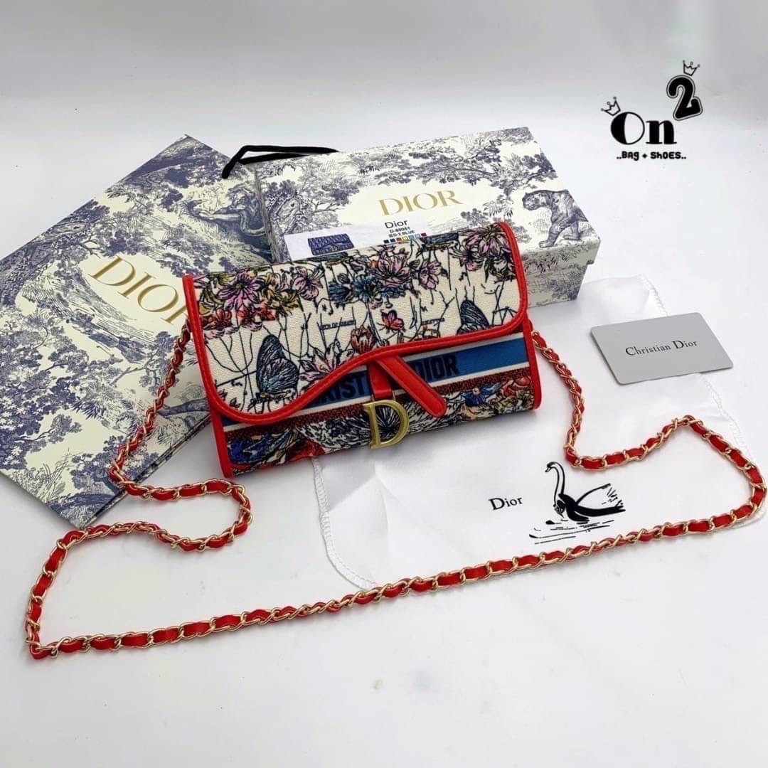 DIOR LONG WALLET WITH CHAIN MONOGRAM / DIOR WALLET กระเป๋าสตางค์ใบยาวพร้อมสายสะพายโซ่อะไหล่ทองสลับหนัง ขนาดกำลังน่ารัก เป็นเอกลักษณ์ของความหรู วัสดุแคนวาสแท้และผ้า Jacquard อย่างดี ผสมผสานความสง่างามและคลาสสิกที่เข้ากับยุคสมัย ด้านหน้าโดดเด่นด้วยซิกเนเจอร