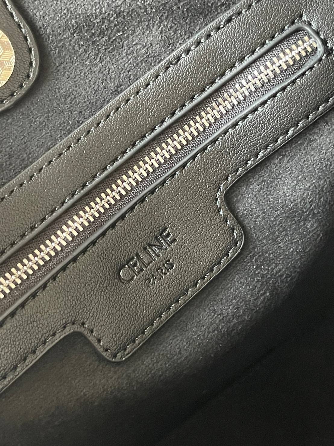 Celine cabas drawstring cuir triomphe in Smooth Calfskin / celine shopping bag เป็นกระเป๋าที่ดีไซน์คลาสสิก เรียบหรู ไม่ตกยุค โดดเด่นเพราะมีโลโก้อยู่ตรงกลาง ออกแบบมาให้ใส่ของใช้ในชีวิตประจำวัน ซึ่งคุณสามารถใช้เป็นกระเป๋าถือหรือสะพายไหล่ก็ล้วนเก๋และมีความคล