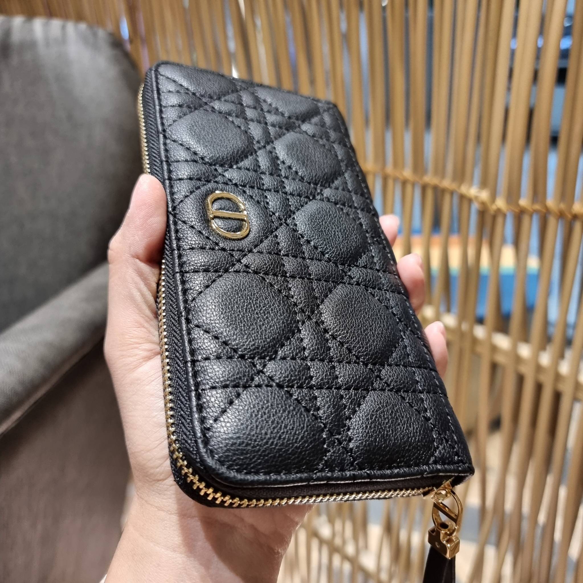 VIP 】CD LONG WALLET WITH GWP ใหม่ล่าสุด กระเป๋าสตางค์ใบยาว พิเศษจาก duty free ใบจริงสวยคม ใช้แล้วรับทรัพย์ ขับผิว วัสดุหนังแท้เต็มใบ สัมผัสดีงาม เปิด-ปิดด้วยซิปรอบ ภายในใส่บัตรได้เยอะ ใส่ธนบัตรได้เต็มที่ มีช่องซิปใส่เหรียญได้ พร้อมส่งความสวยถึงบ้านแบบครบเ