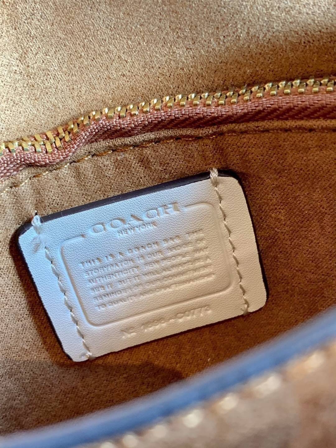 COACH TABBY TOP HANDLE 20 พร้อมส่งที่ไทยค่ะ! กระเป๋าหิ้ว//สะพายข้างได้ หนังแท้อย่างดี กหนึ่งใบทำหนังสองลายได้อย่างสวยงาม พร้อมโลโก้รุ่นใหม่ล่าสุดดูดีมากๆค่ะ เปิดปิดกระเป๋าแบบกดล็อค ภายในมีช่องหลักสองช่อง ใส่มือถือได้ทุกรุ่น;กระเป๋าเงินใบกลางได้;ของจำเป็นจ