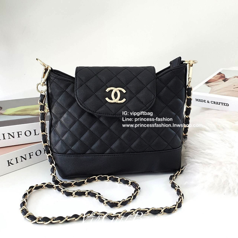 CHANEL VIP GIFT SHOULDER BAG รุ่น Limitedจากงาน VIP GIFT(GWP) ของแท้100% วัสดุหนังคาเวียร์เต็มใบ เปิดปิดด้วยซิปอะไหล่ทอง ด้านในใส่ของได้เยอะ มาพร้อมสายสะพาย2สายแบบ ทั้งสายโซ่สลับหนังและสายกนังคาเวียร์ ถนอมไหล่ ถอดออกได้ สวยหรูในราคาที่เอื้อมถึง ห้ามพลาดนะ