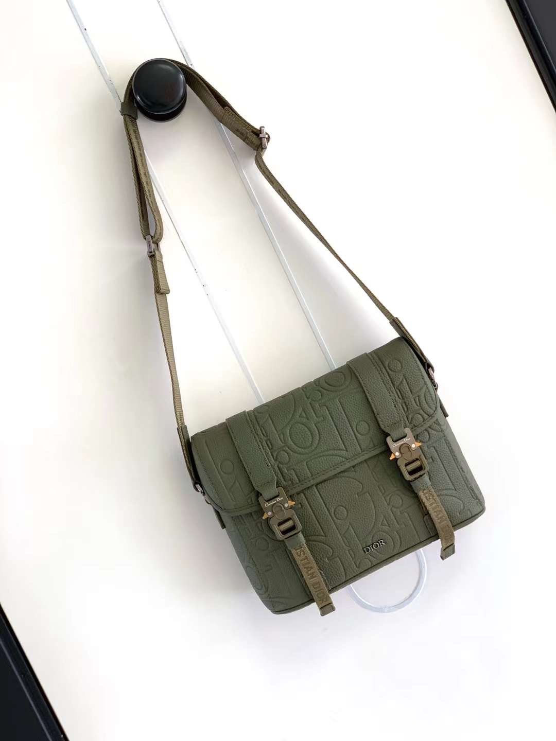 DIOR Hit the Road Messenger Bag with Flap Khaki Gravity Leather กระเป๋าสะพายทรงแมสเซ็นเจอร์ รูปทรงใหม่ทันสมัย สง่างามเหนือกาลเวลา เกรดออริ สลับแท้ 1:1