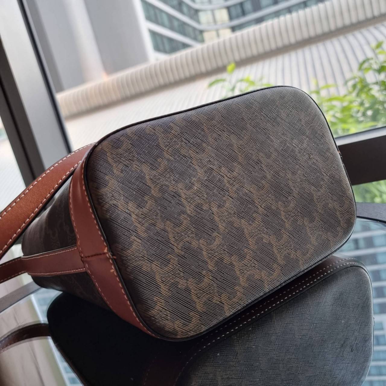 VIP 】CELINE BUCKET BAG CUIR TRIOMPHE คอลเลคชั่นใหม่ ฮิตข้ามปี กับกระเป๋าสะพายทรงถัง ใช้งานง่ายที่สุด สายสะพายในตัว ปรับใช้ได้เลย วัสดุหนังวัว เรียบหรู ผู้ดีไปอีก โดดเด่นด้วยโลโก้เอกลักษณ์ มีกระดุมปิดที่ปากกระเป๋า ภายในโล่งกว้าง ใส่ของแบบจุๆไปเลย เป็นรุ่นท