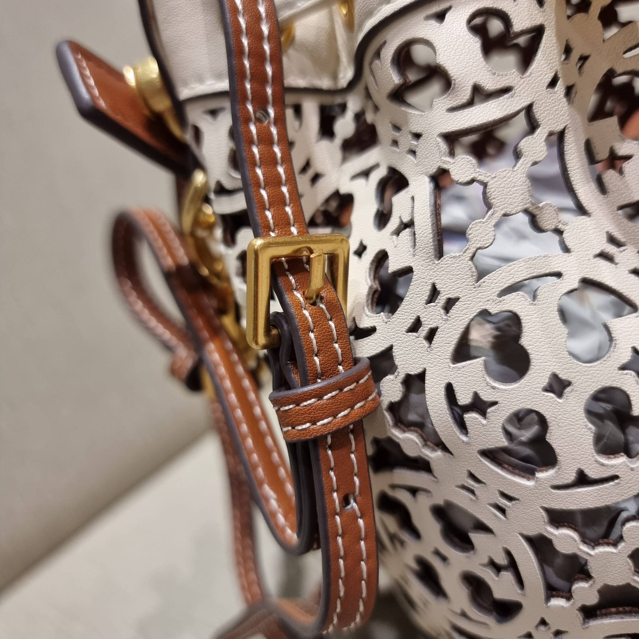 TORY BURCH T MONOGRAM LASER-CUT MINI BUCKET BAG ใจบางที่สุดกับคอลเลคชั่นนี้ กับกระเป๋าสะพายทรงบัคเก็ต ไซส์มินิ รุ่นชูโรงสุดฮิต ที่เพิ่มดีเทลความแพงด้วยการฉลุลวดลายโมโนแกรมรอบใบ ถักทอเป็นเส้นลายสานที่สวยงามมาก งานฝีมือจริงๆ วัสดุหนัง cowhide รูดเปิด-ปิดด้ว