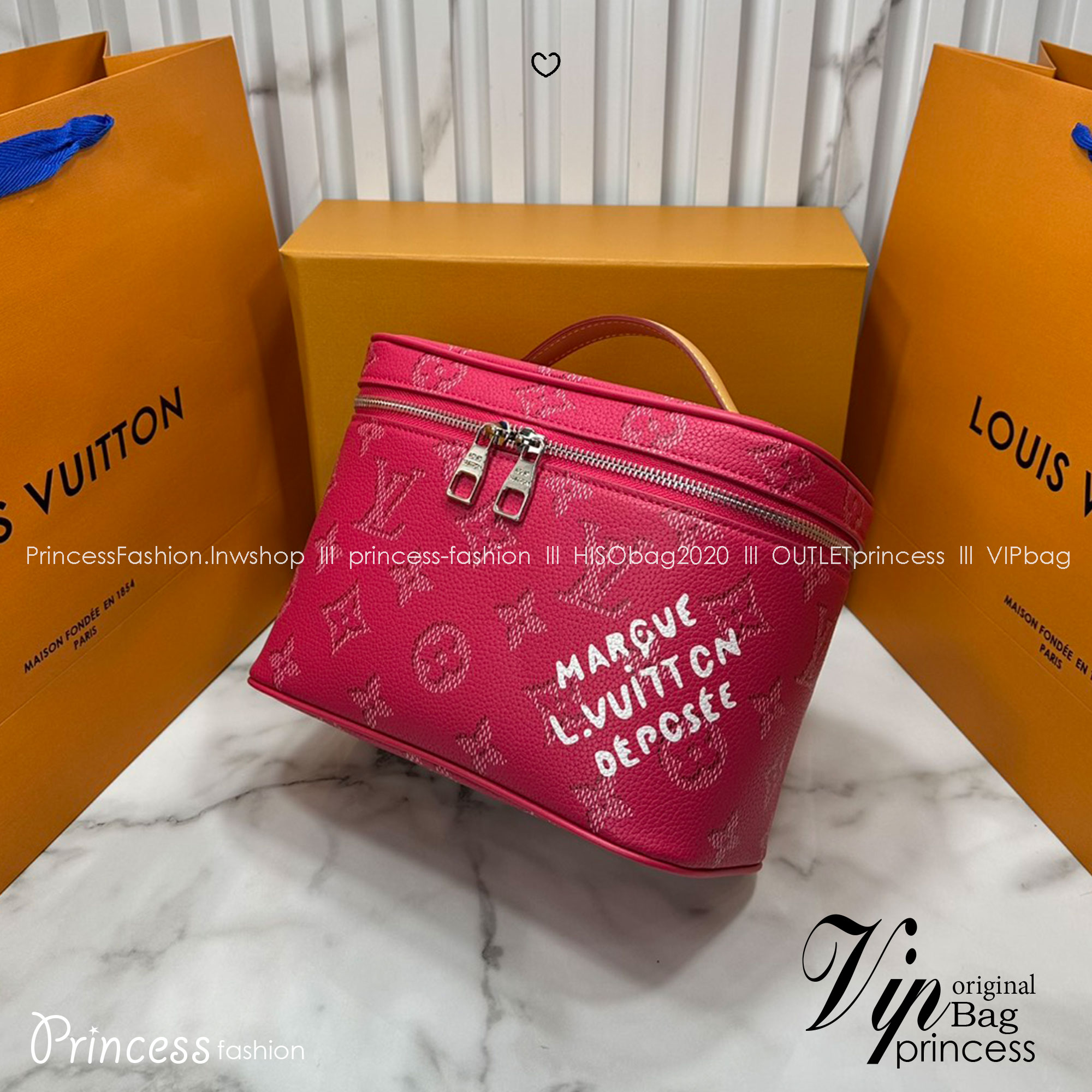 ORI หนังแท้ | LV Vanity Monogram Heritage Nice Pink กระเป๋าเครื่องสำอางสุดหรู โทนสีใหม่ชมพูหวานสดใส ผสมความหรูและความน่ารักได้ลงตัว โดดเด่นด้วยลาย Monogram สุดไอคอนิก