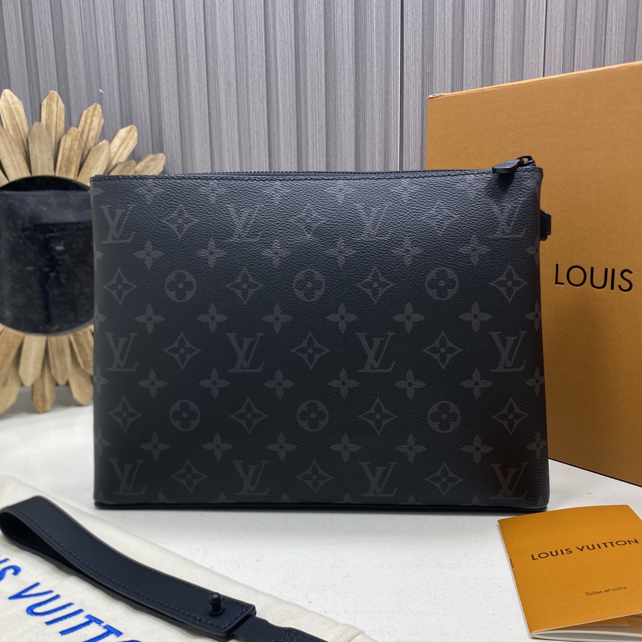 TOP ORI หนังแท้ | LV Takeoff Pouch Clutch Bag กระเป๋าทรงคลัช แคนวาสสุดคลาสสิกของเมซง มีขนาดกะทัดรัดสามารถพกพาแทนกระเป๋าเอกสารแบบดั้งเดิม ช่องกระเป๋าหลักขนาดใหญ่เพียงพอสำหรับใส่แท็บเล็ต