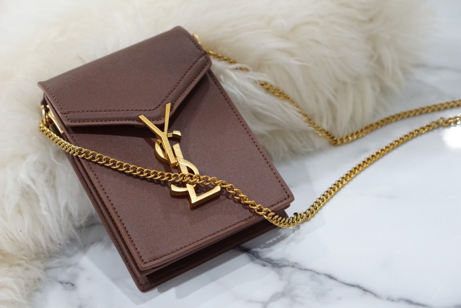 VIP 】YSL SAINT LAURENT CRASSANDA MONOGRAM PHONE BAG 5สี พร้อมส่งที่ไทย ที่นี่ที่เดียว กระเป๋าสะพายครอสบอดี้ขนาดกำลังน่ารักเลยย ทรงสูงใส่โทรศัพท์ได้ทุกรุ่น งานหนังเรียบสวย อะไหล่ทองรมควันหรูมากๆ สะพายดึงได้ทั้งสั้น ยาว ช่องด้านในแบ่งช่อง หยิบของสะดวกค่า ไม