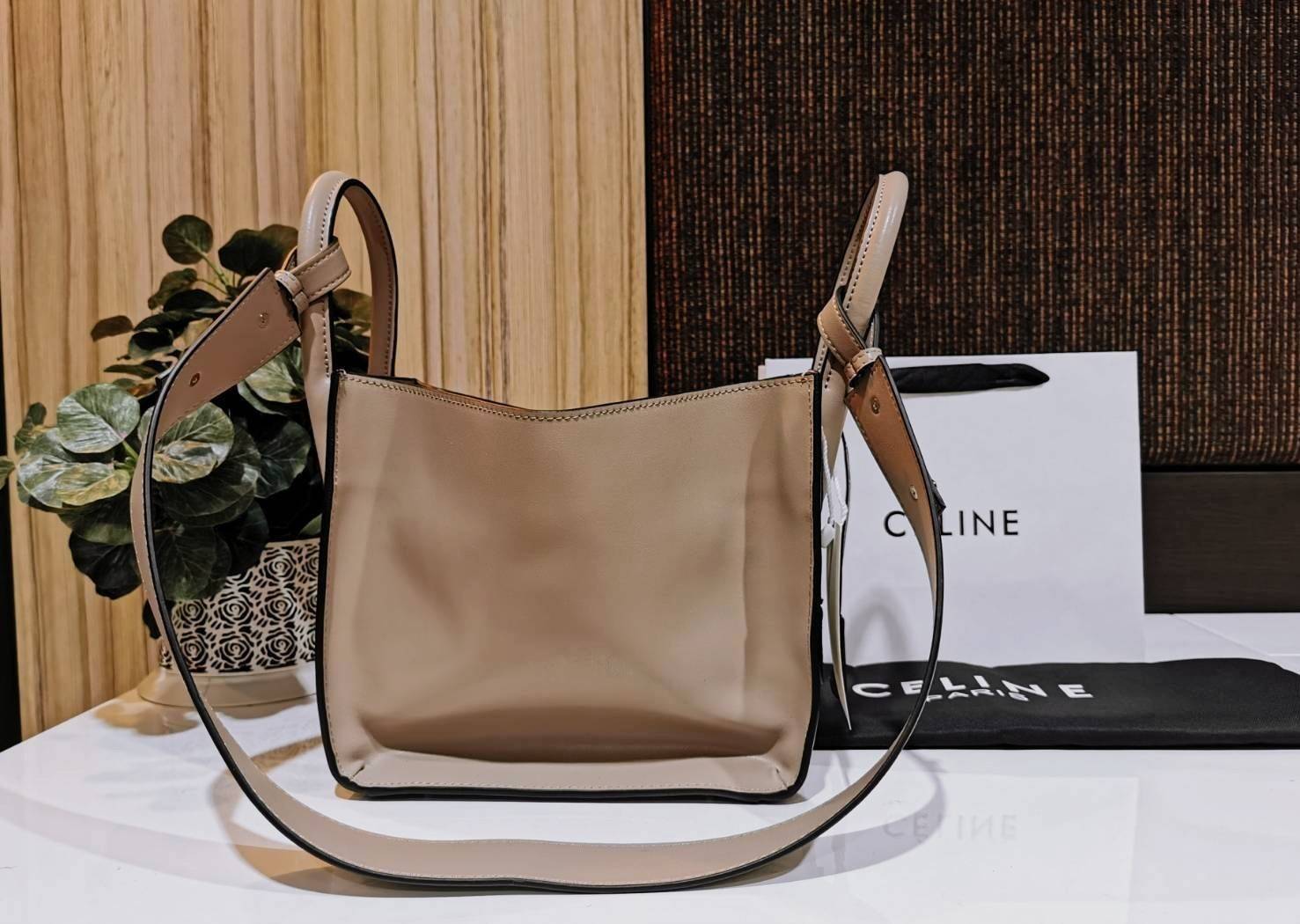 CELINE SHOULDER BAG VIP / CELINE LUGGAGE NANO Glossy Leather Handbag รุ่นนี้ Rare items หนังเรียบสวยสีทูโทนเรียบหรู ขนาดกำลังดี น้ำหนักเบา ด้านหน้ามีหนึ่งช่องซิป ด้านข้างดีไนส์ทรงปีกสามารถปรับขยายทรงได้ ภายในโล่งกว้าง มีช่องซิป มีตะขอเกี่ยวปากกระเป๋า ใส่ก