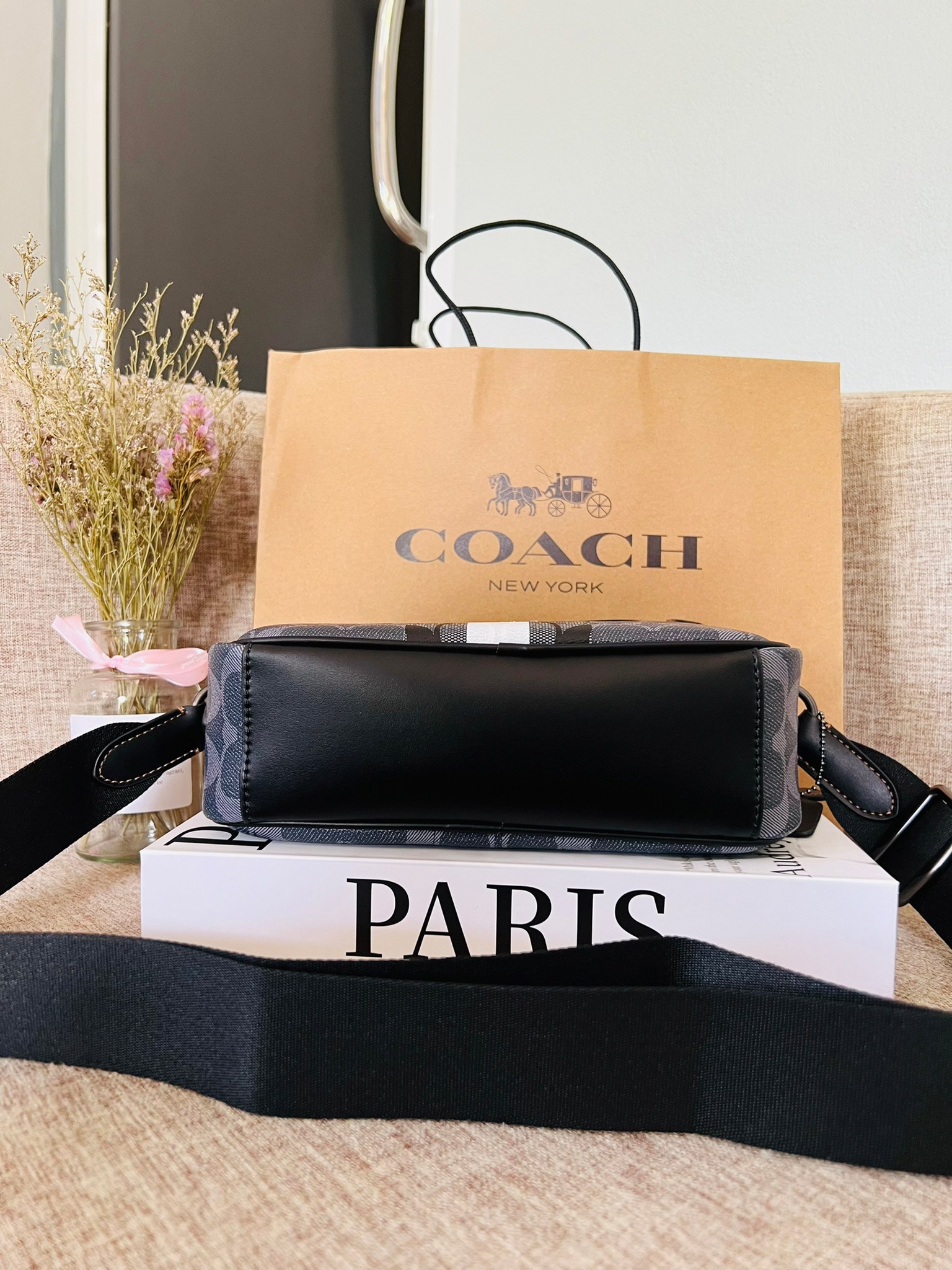 COACH Graham Crossbody In Blocked Signature C9965 กระเป๋าสะพายข้างผู้ชาย กระเป๋าผ้าเคลือบซิกเนเจอร์และหนังอย่างดี ภายในกระเป๋าเอนกประสงค์ ปิดซิปคู่ ซับในผ้า กระเป๋าสลิปด้านนอก สายปรับได้ยาว 25 นิ้ว สำหรับสะพายไหล่หรือสะพายข้าง