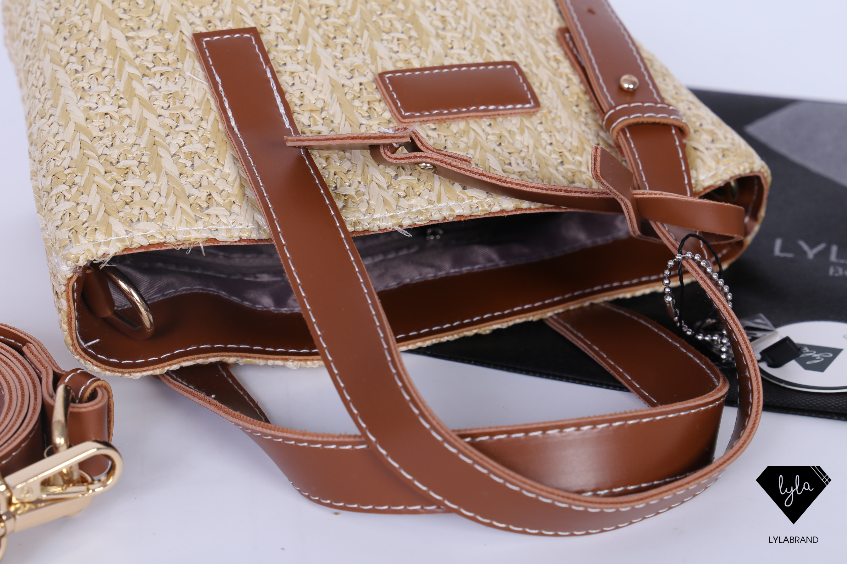 LYLABRAND🔔 WOVEN BUGKET กระเป๋าที่เพิ่มความหวานให้กับสาวๆได้อย่างลงตัว ตัดด้วยหนังสีน้ำตาล ดูคุณหนูสุดๆ ❤️