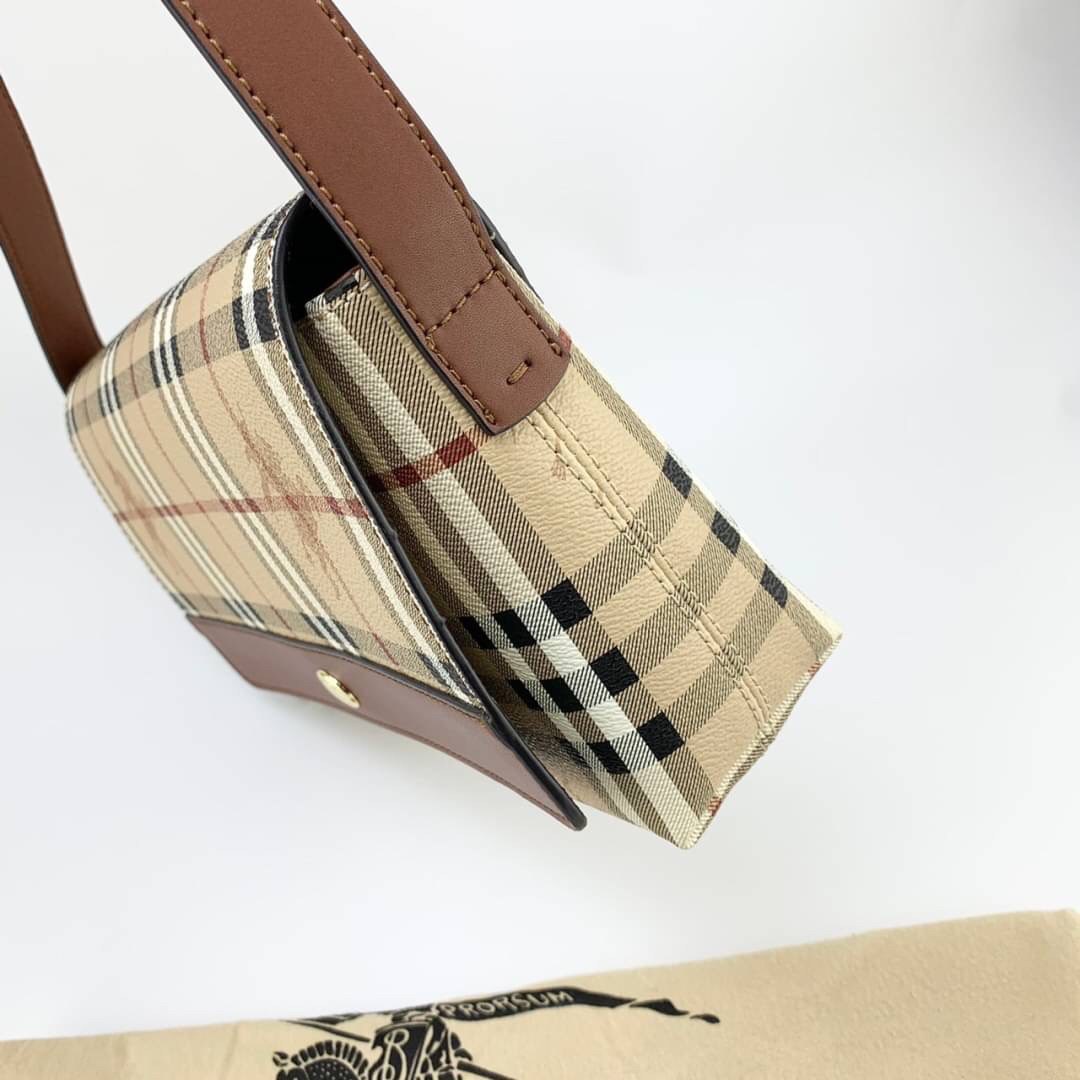 พรีเมี่ยมกิ๊ฟแท้ 💯% 】BURBERRY VINTAGE BAG VIP GIFT WITH PURCHASE (GWP) พรีเมี่ยมกิ๊ฟ Limited Edition จากBURBERRY วัสดุหนังPVC สวยอยู่ทรง ตัดด้วยสายหนังสีน้ำตาลเข้ม