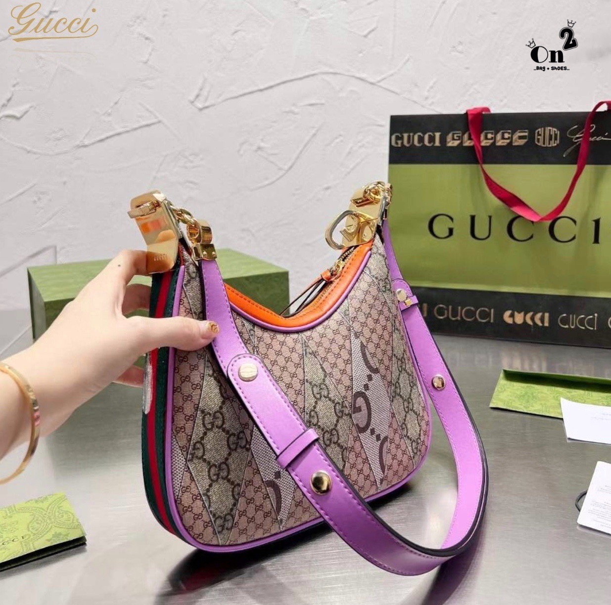 Gucci Attache shoulder bag มาใหม่ชนช้อป สวยหรู หรูหราเหนือกาลเวลาในคอลเล็กชั่น Gucci Love Parade ใบนี้ดารา เซเลป เลือกถือคือเริ่ดมาก จะลุคคูลๆเท่ๆหรือสวยหรูดูแพงก็ได้หมด แมทง่ายใช้ได้ Everyday Look ราคาสุดคุ้มเลยค่า