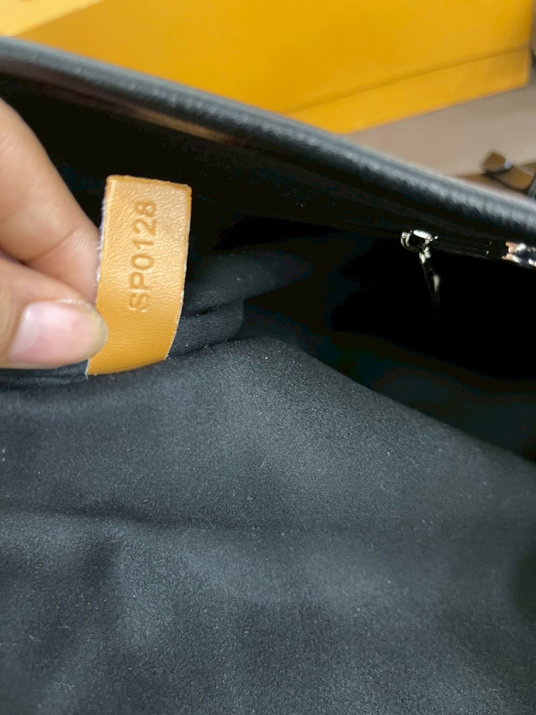 LV CarryAll Vibe MM ใหม่ล่าสุด กระเป๋าสะพายทรงโท้ทใบใหญ่ สวยหรูดีไซน์เรียบง่ายคลาสสิค ดูผู้ดี มาพร้อมใบลูกลายโมโนแกรมสุดไอคอนิก รูปทรงสวยตลอดกาล ใช้ได้กับทุกลุค ทุกโอกาส ภายในโล่งกว้างมาก ใส่ของสำคัญได้ครบแน่นอนจ้า