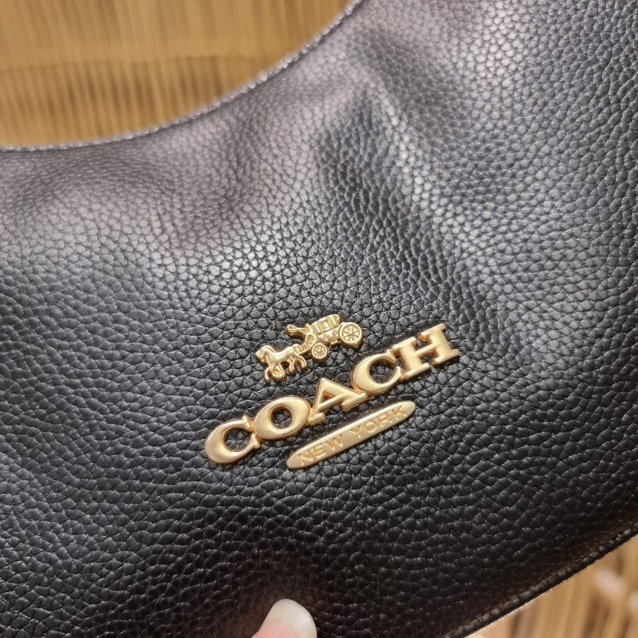 COACH C4108 BAILEY HOBO WITH WHIPSTITCH BEST SELLER ต้องมา!! กระเป๋าทรงโฮโบ ดีไซน์หรูหรา แมชท์ง่ายกับทุกไลฟ์สไตล์ วัสดุหนัง pepble หนังนิ่มสวย เปิด-ปิดด้วยซิปรูดใช้งานง่าย ภายในโล่งกว้าง สายคล้องสะพายไหล่ มีดีเทลน่ารักน่าใช้ ใช้งานสะดวกและง่ายต่อการใช้ชีว