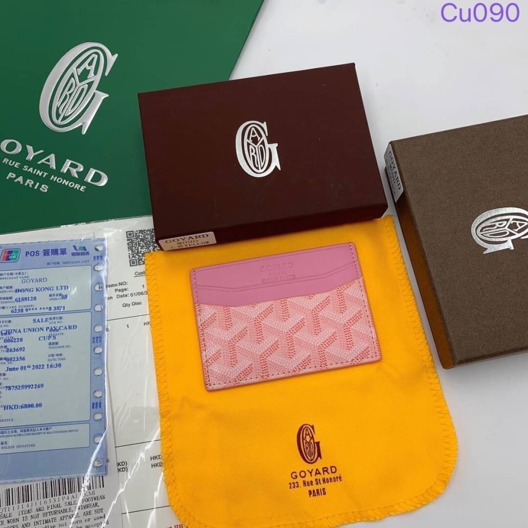 GOYARD Card Holder กระเป๋าใส่การ์ดรุ่นแบน ใช้ง่าย ใส่บัตรได้เยอะ (ใส่ซ้อนกันเลยจ้า) ด้านบนใส่แบงค์พับครึ่งได้นะคะ ดีมาก ผู้ชายก็ชอบ ผู้หญิงก็ชอบ